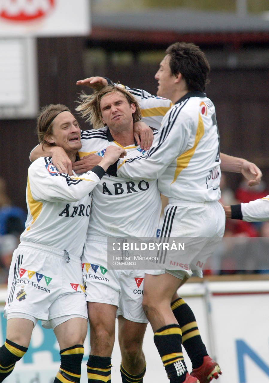 Målskytten Andreas Andersson grattas av Mats Rubarth och Stefan Ishizaki. Jubel.