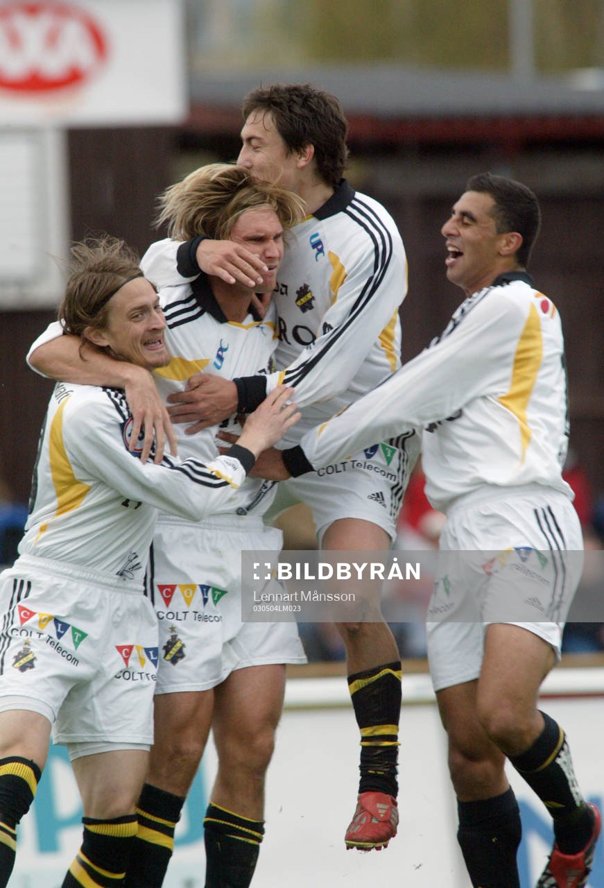 Målskytten Andreas Andersson grattas av Mats Rubarth,