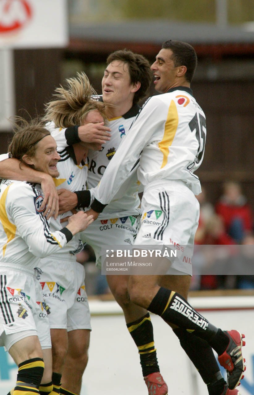 Målskytten Andreas Andersson grattas av Mats Rubarth,