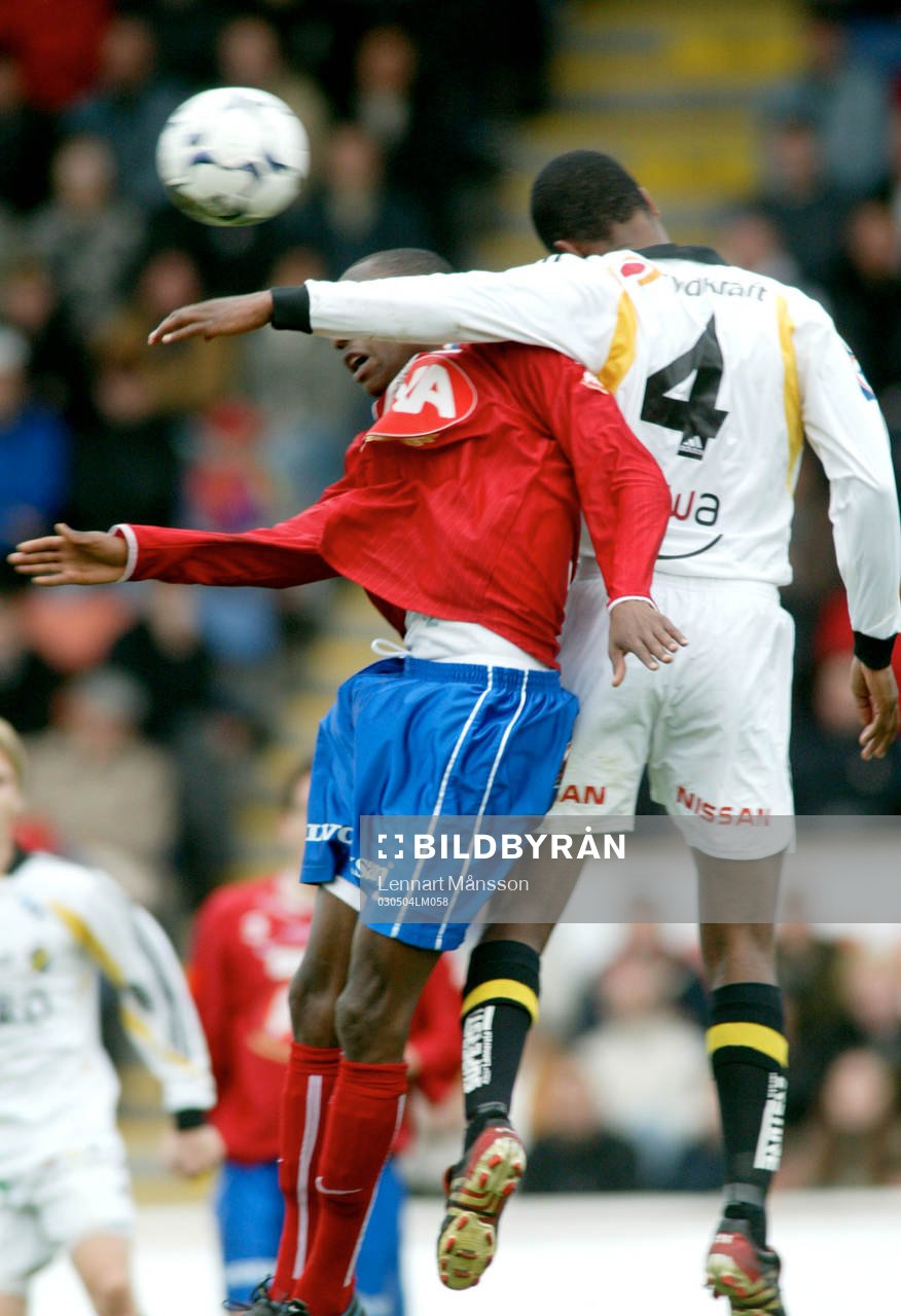 Atiba Hutchinson och Benjamin Kibebe, nickduell