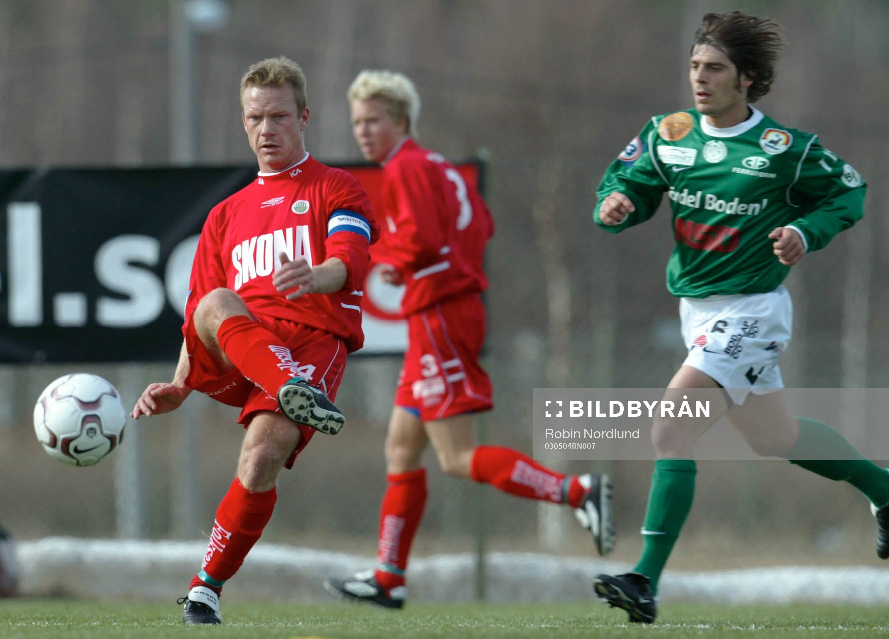 Västra Frölundas lagkapten Björn Lundberg slår en