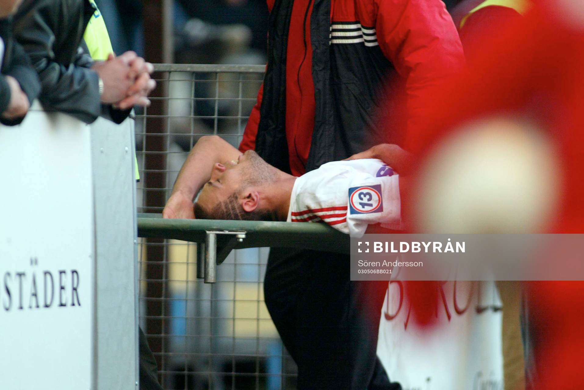 Andreas Yacob-Haddad, Assyriska bärs ut på bår. Skada