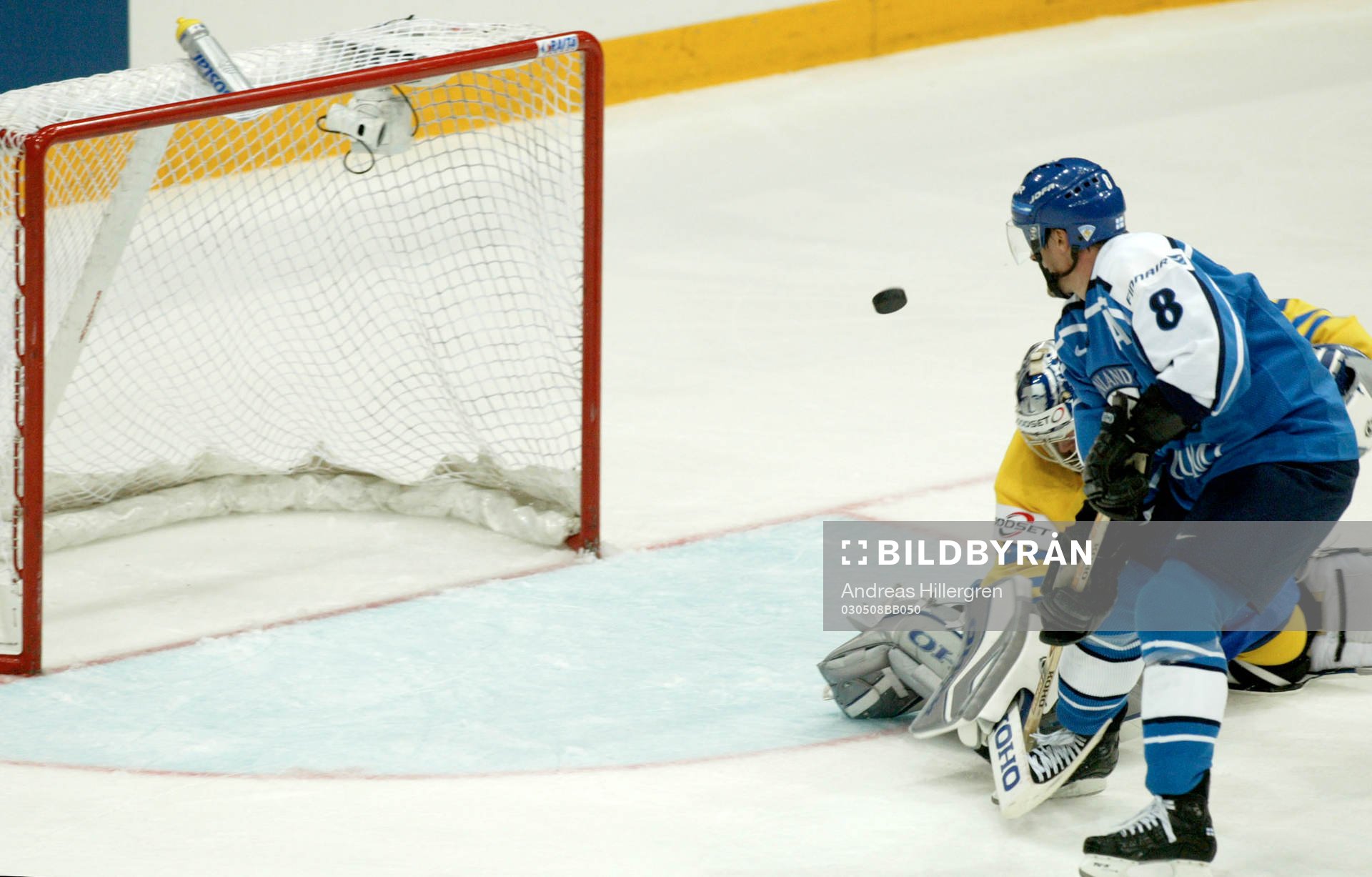 Teemu Selänne rundar Mikael Tellqvist. Målbur, puck,