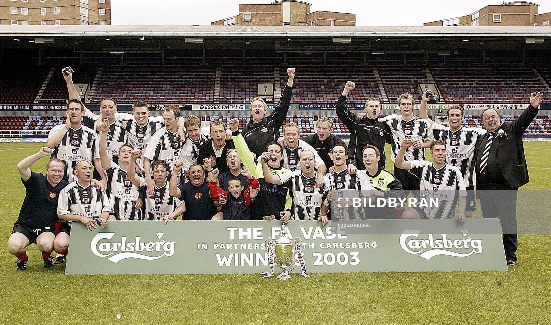  Brigg town jubel med Pokalen, lagbild