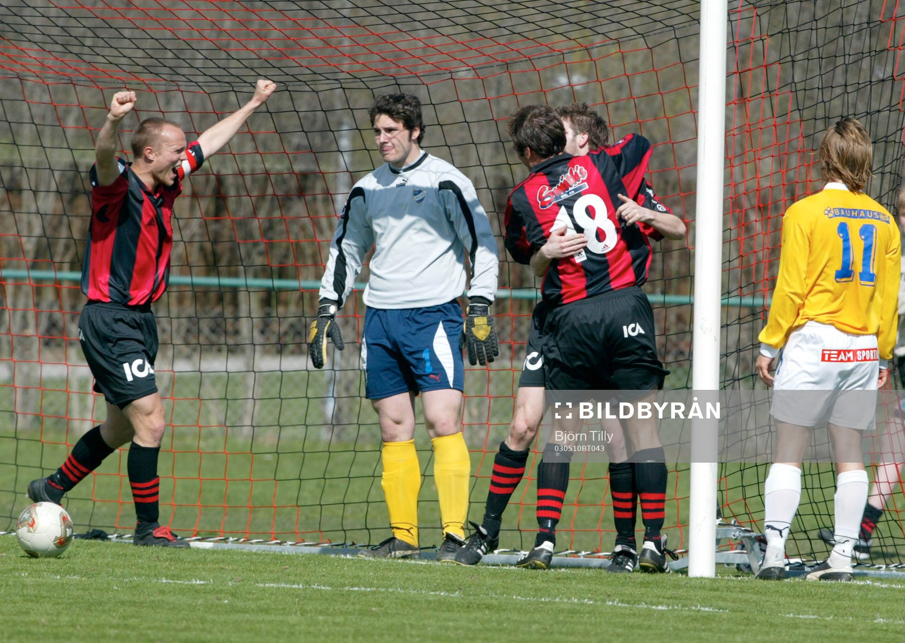 Nicklas Carlsson mfl i BP jubel medan Mattias Filipanics,