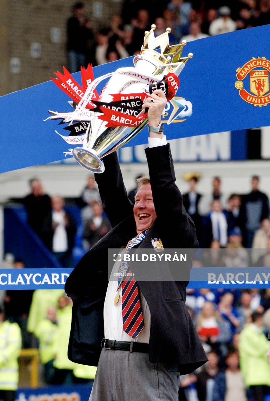  Sir Alex Ferguson, Manchester United jublar med pokalen.