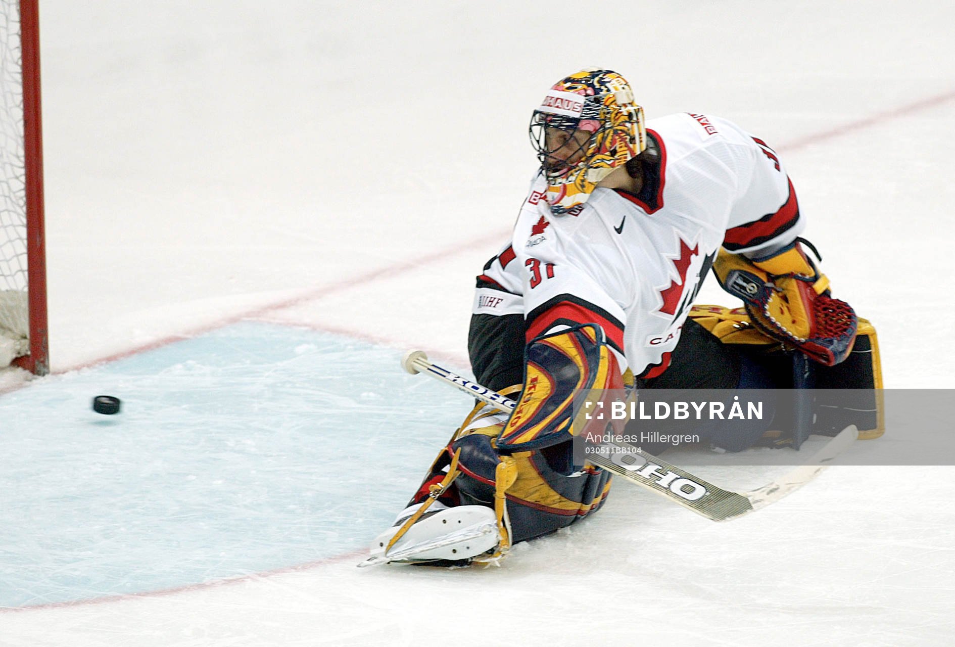 Roberto Luongo, Kanada, räddad av stolpen