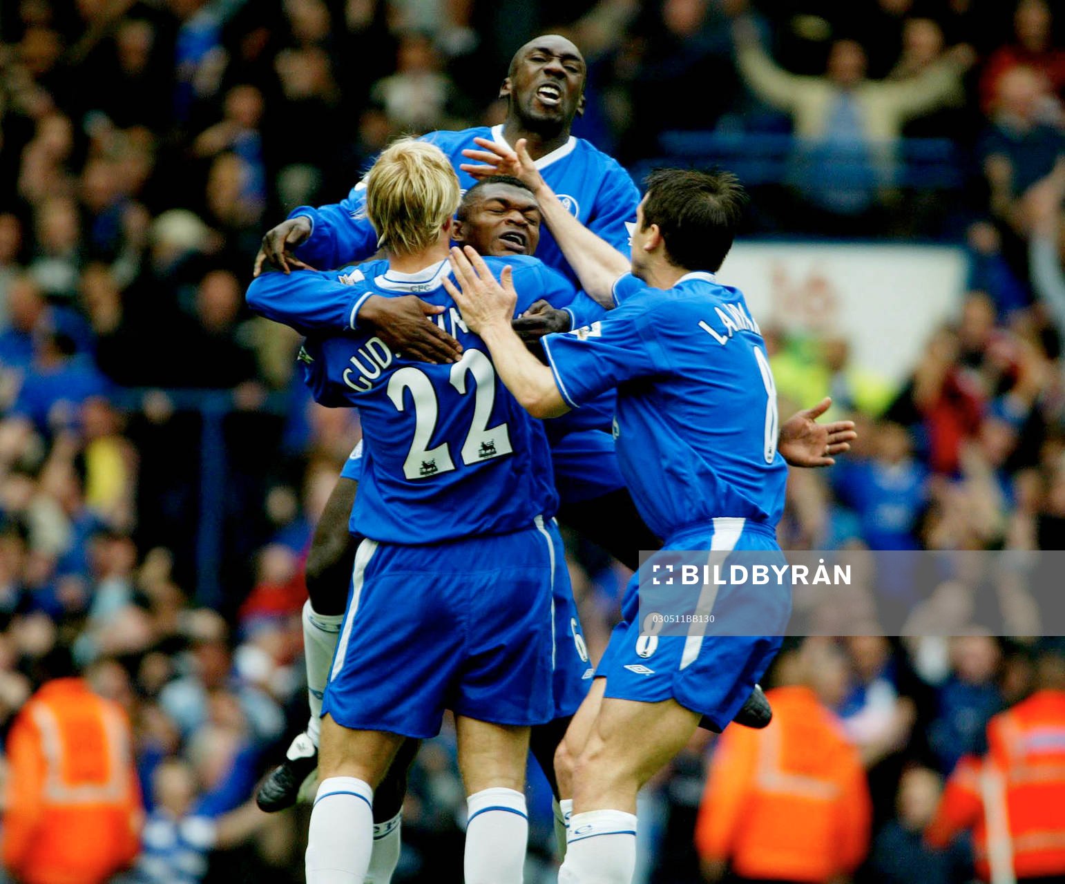 Chelsea's Marcel Desailly omfamnas