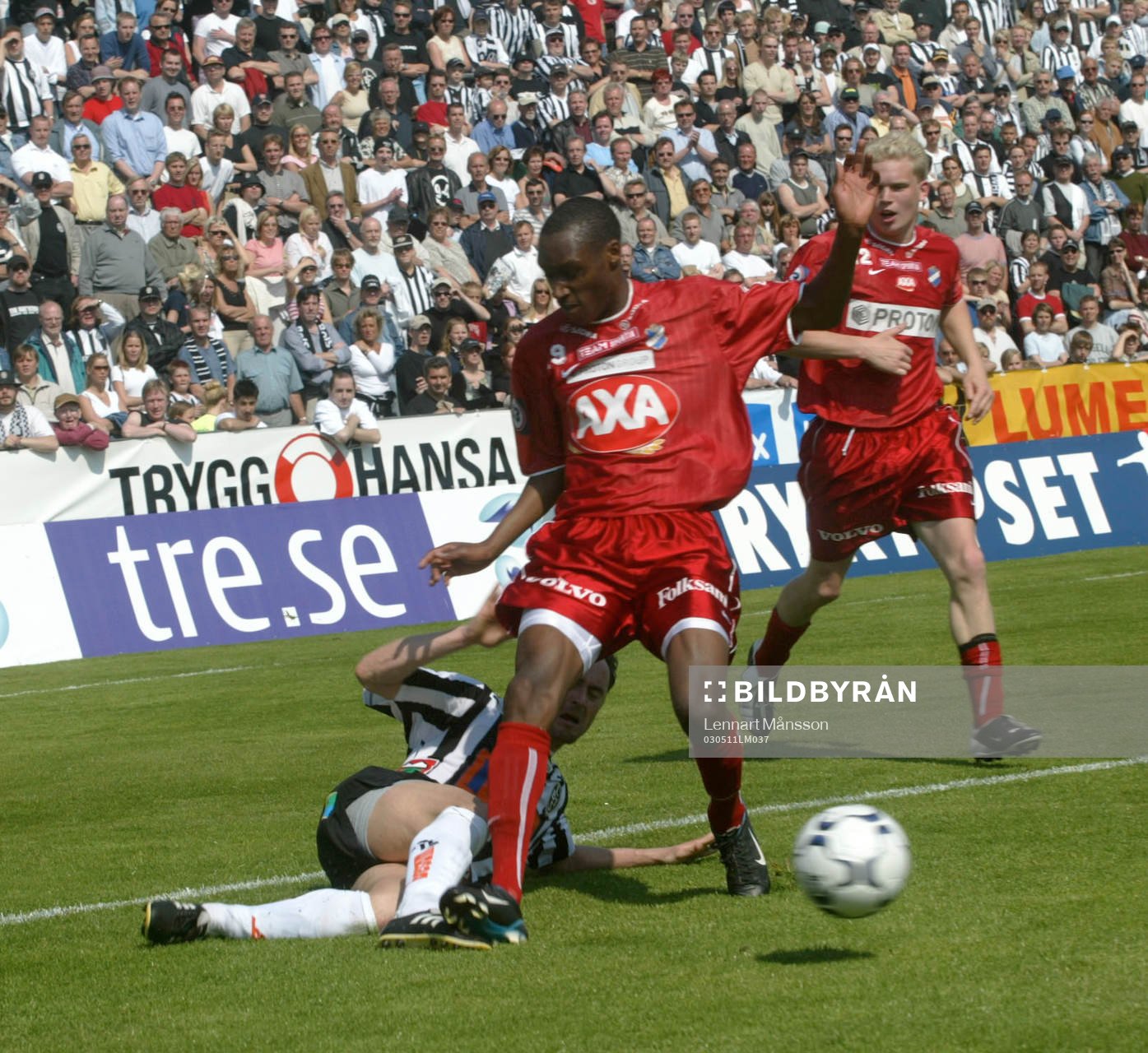 BoIS-målskytten Audun Helgason mot Östers Atiba Hutchinson