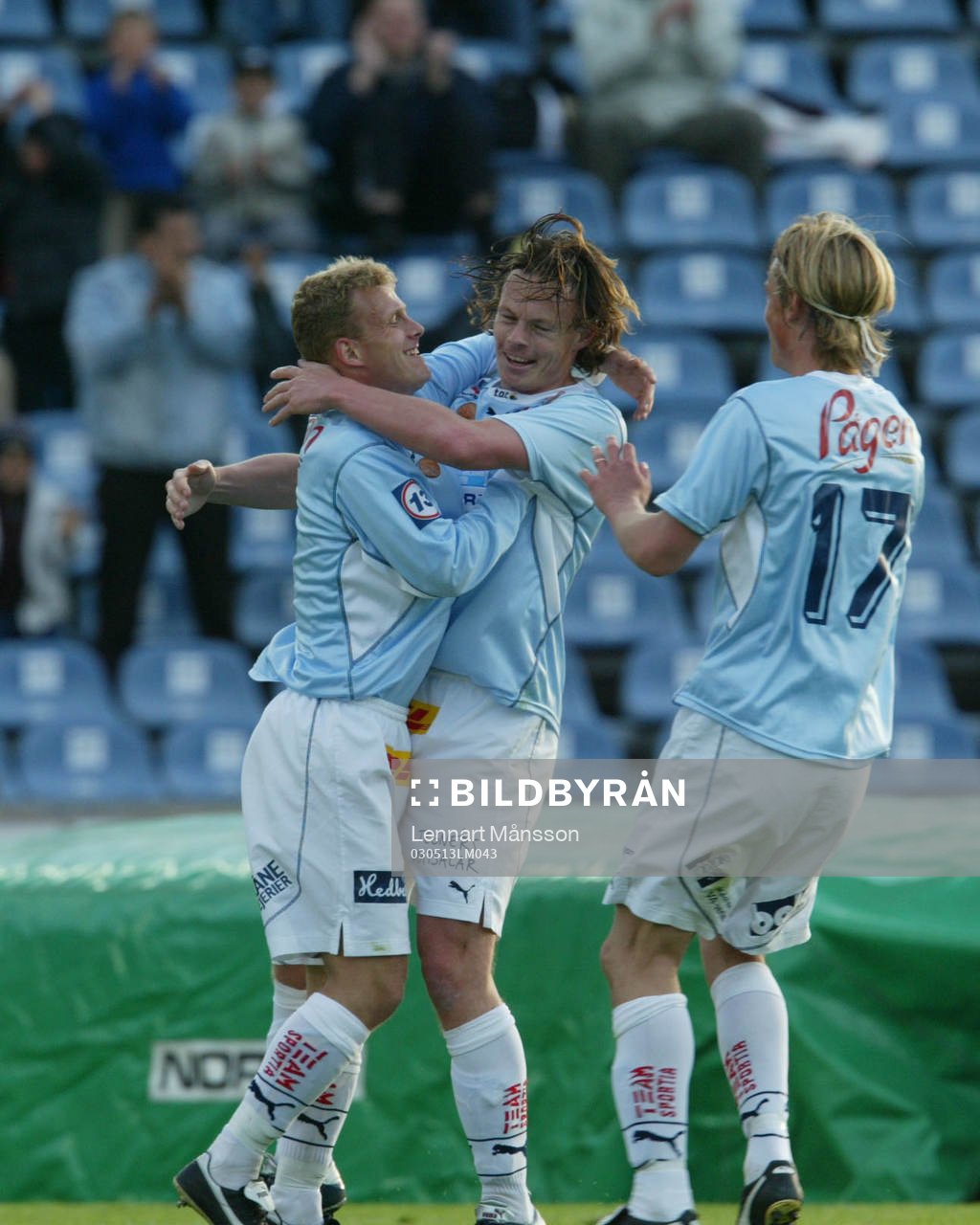 Kristian Bergström och Markus Rosenberg gratulerar Andreas