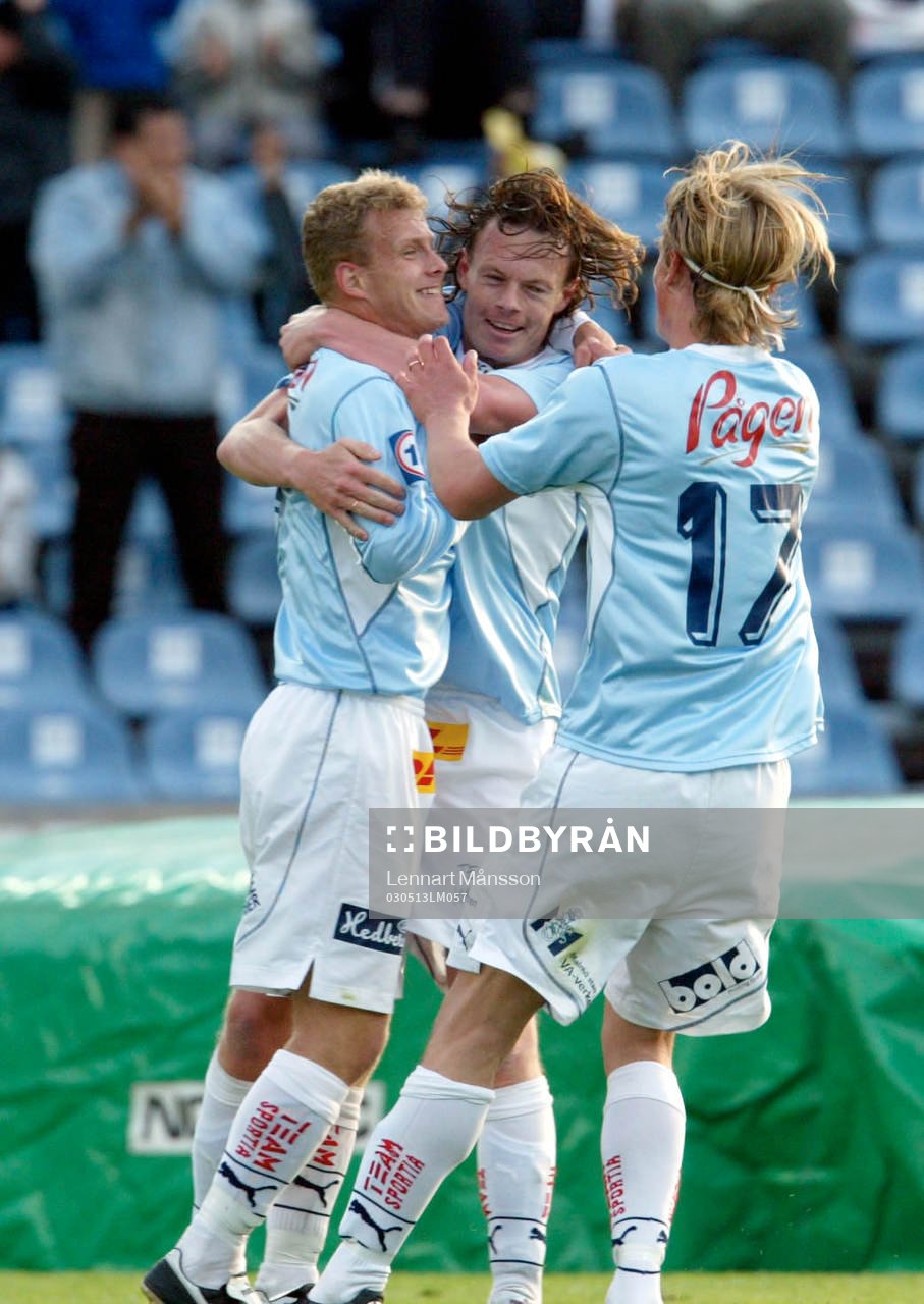  Kristian Bergström och Markus Rosenberg, Malmö gratulerar Andreas Yngvesson. Jubel.
© Bildbyrån -  61234 D