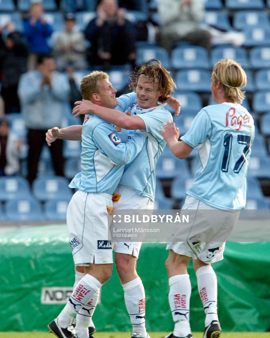  Kristian Bergström och Markus Rosenberg gratulerar Andreas Yngvesson, jubel.
© Bildbyrån -  61234 D
