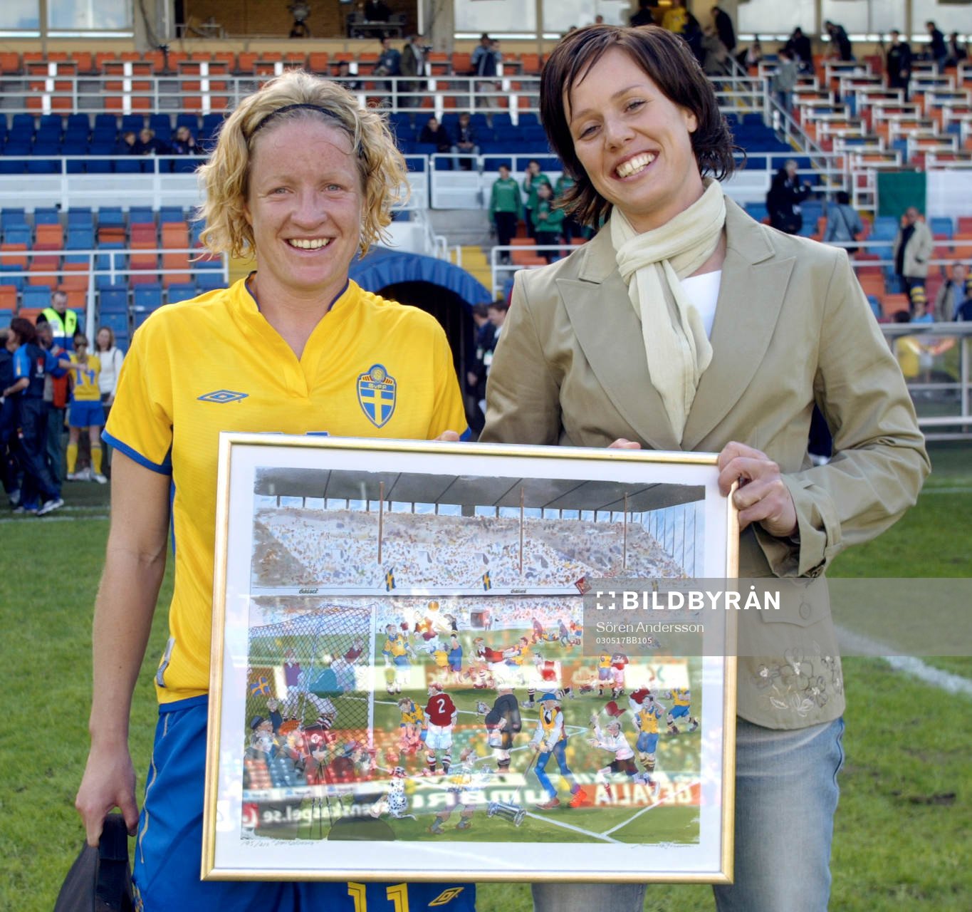 Victoria Svensson, Sverige, matchens lirare tillsammans med Svenska spel representant.