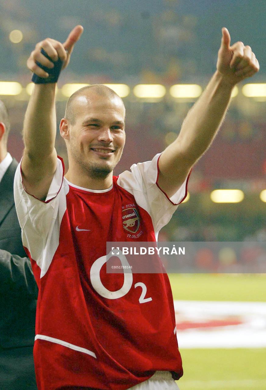  Fredrik Ljungberg, Arsenal gör tummarna upp och jublar över FA Cup segern. Jubel.