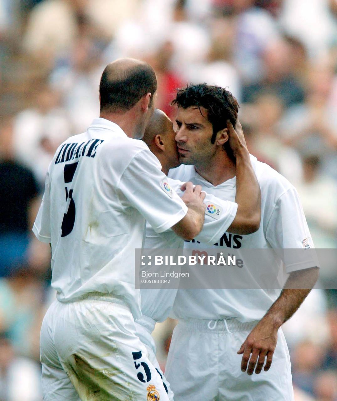 Zidane och Figo kramar om 3-0-skytten Roberto Carlos