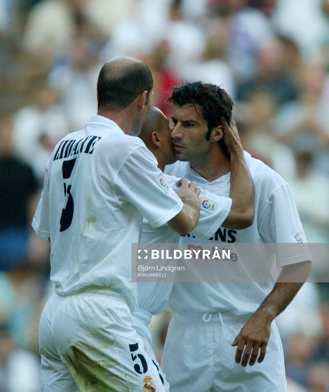 Zidane och Figo kramar om 3-0-skytten Roberto Carlos