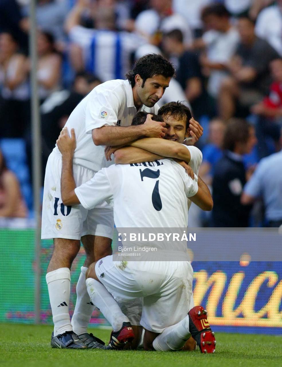 Figo och Raul kramar om Morientes