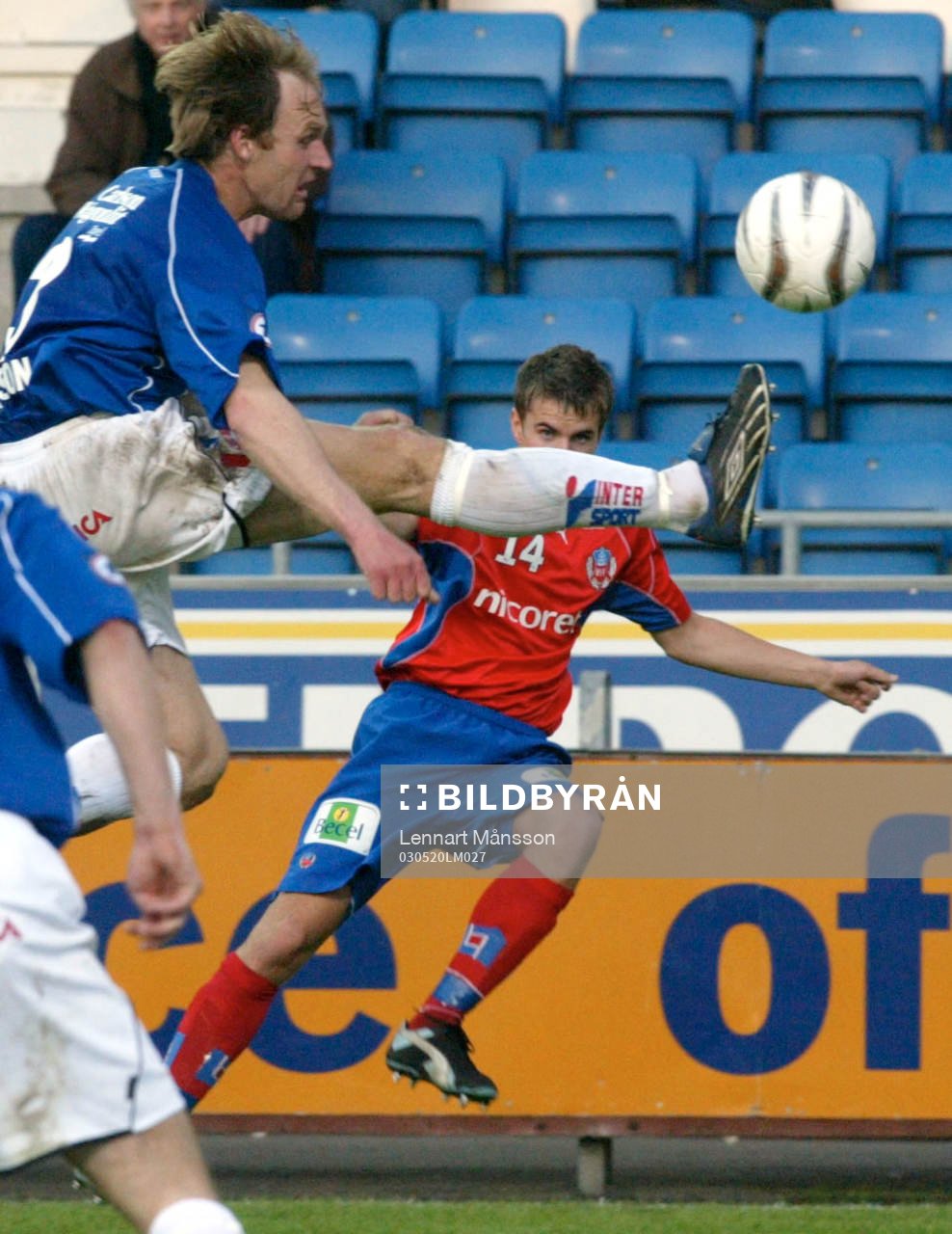 Torbjörn Arvidsson, Halmstad försöker stoppa ett inlägg