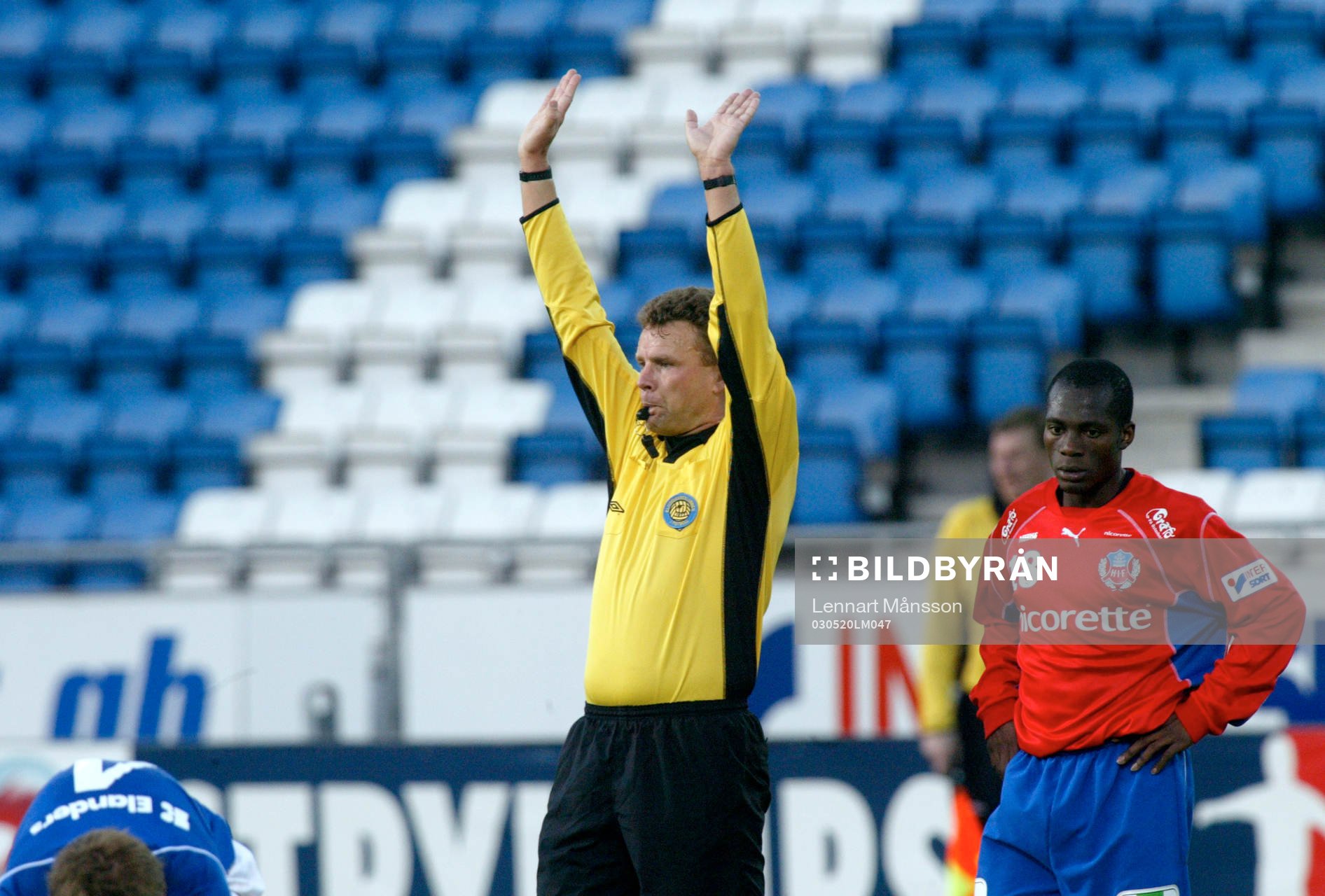 John Pelu, HIF. Domaren Lars Kratz, visselpipa