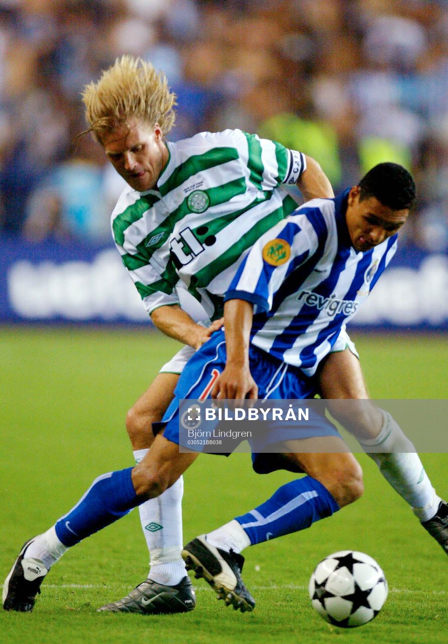 Johan Mjällby och Derlei i kamp om bollen