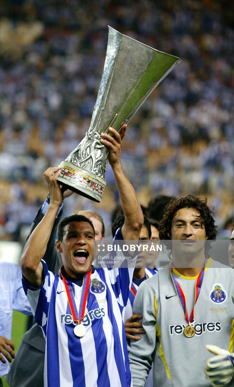 Jorge Costa och Vitor Baia höjer pokalen, jubel