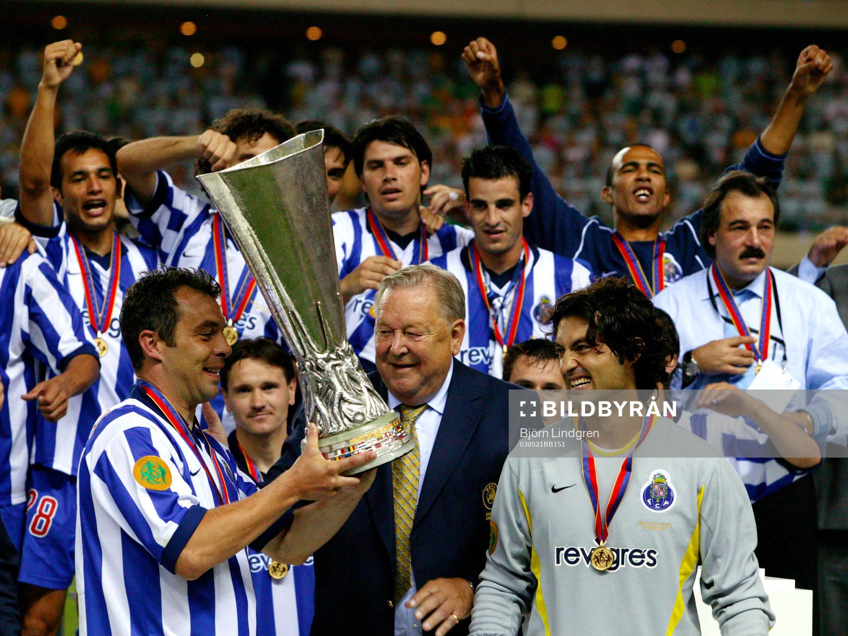 Lennart Johansson lämnar över pokalen till Jorge Costa,