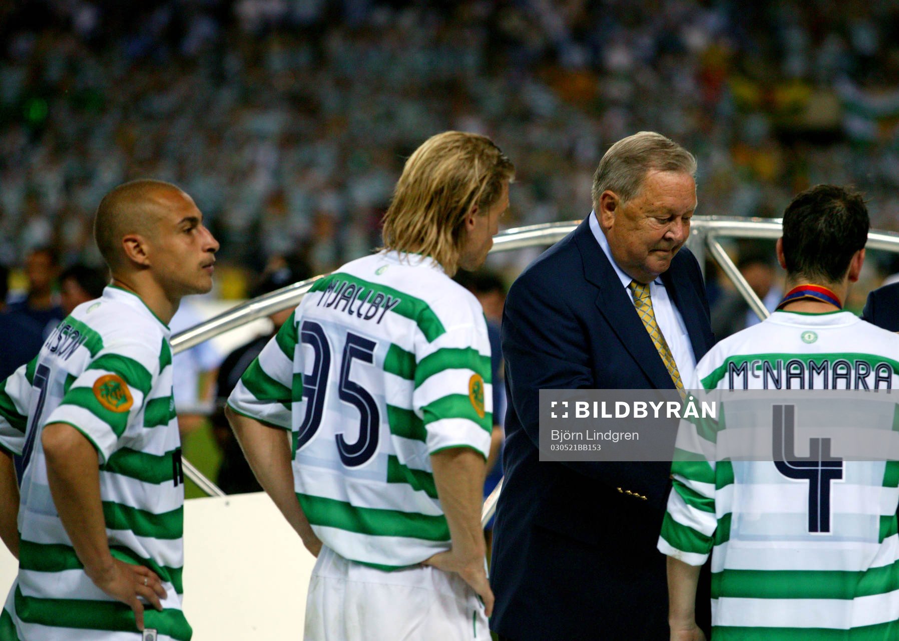 Lennart Johansson delar ut medalj till Jackie McNamara,