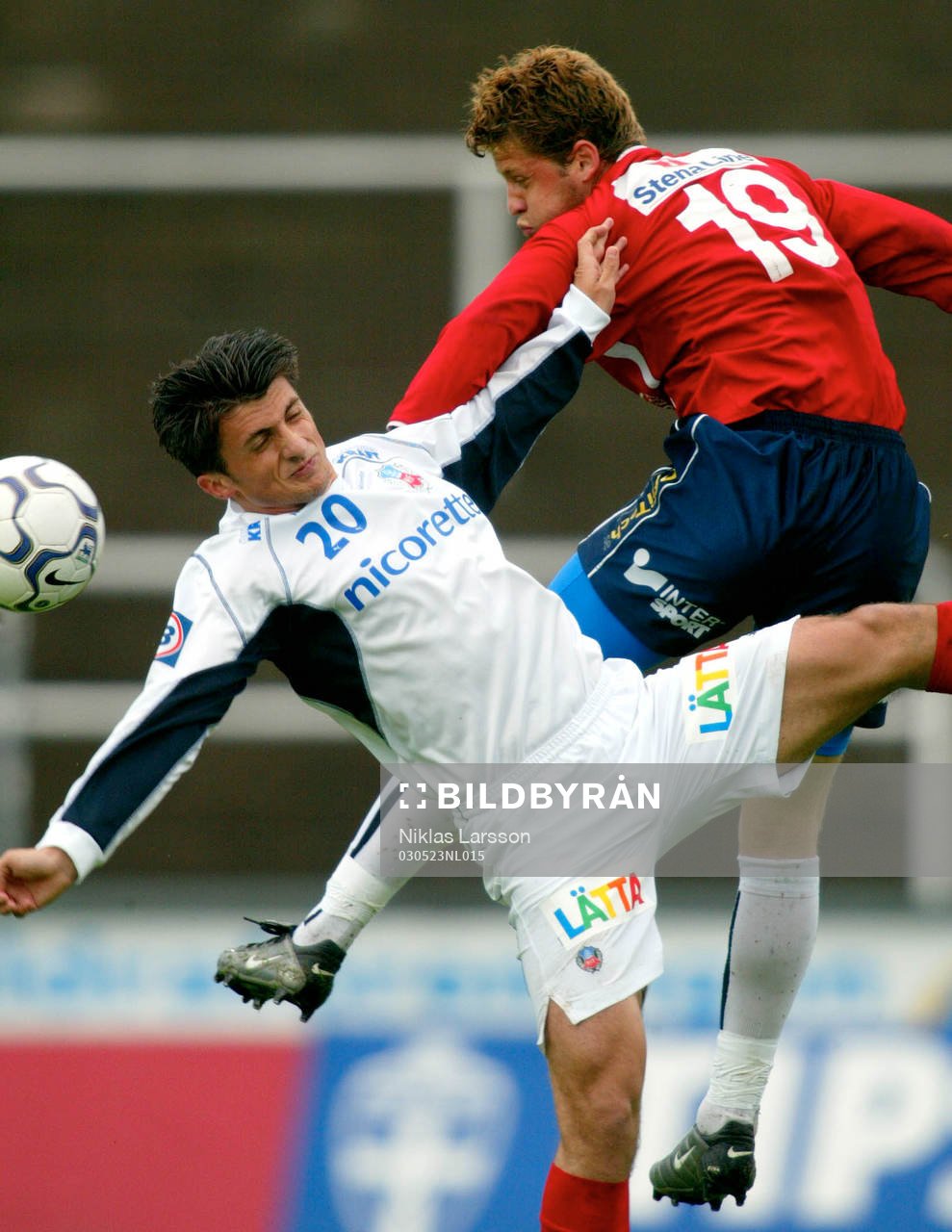  Paulinho Guarra i höjdduell med Eldin Karisik.