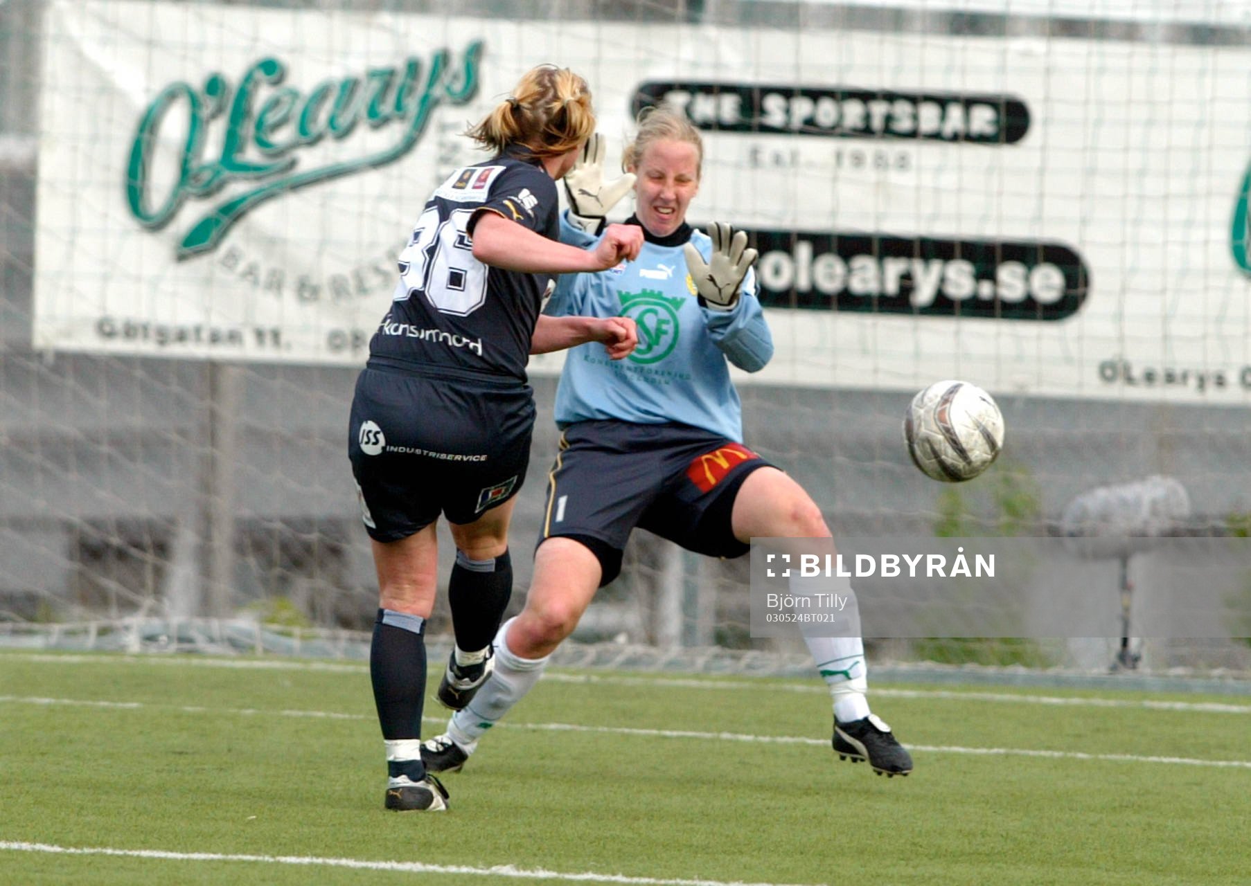 Frida Östberg, Umeå skjuter in 0-2 målet bakom Camilla