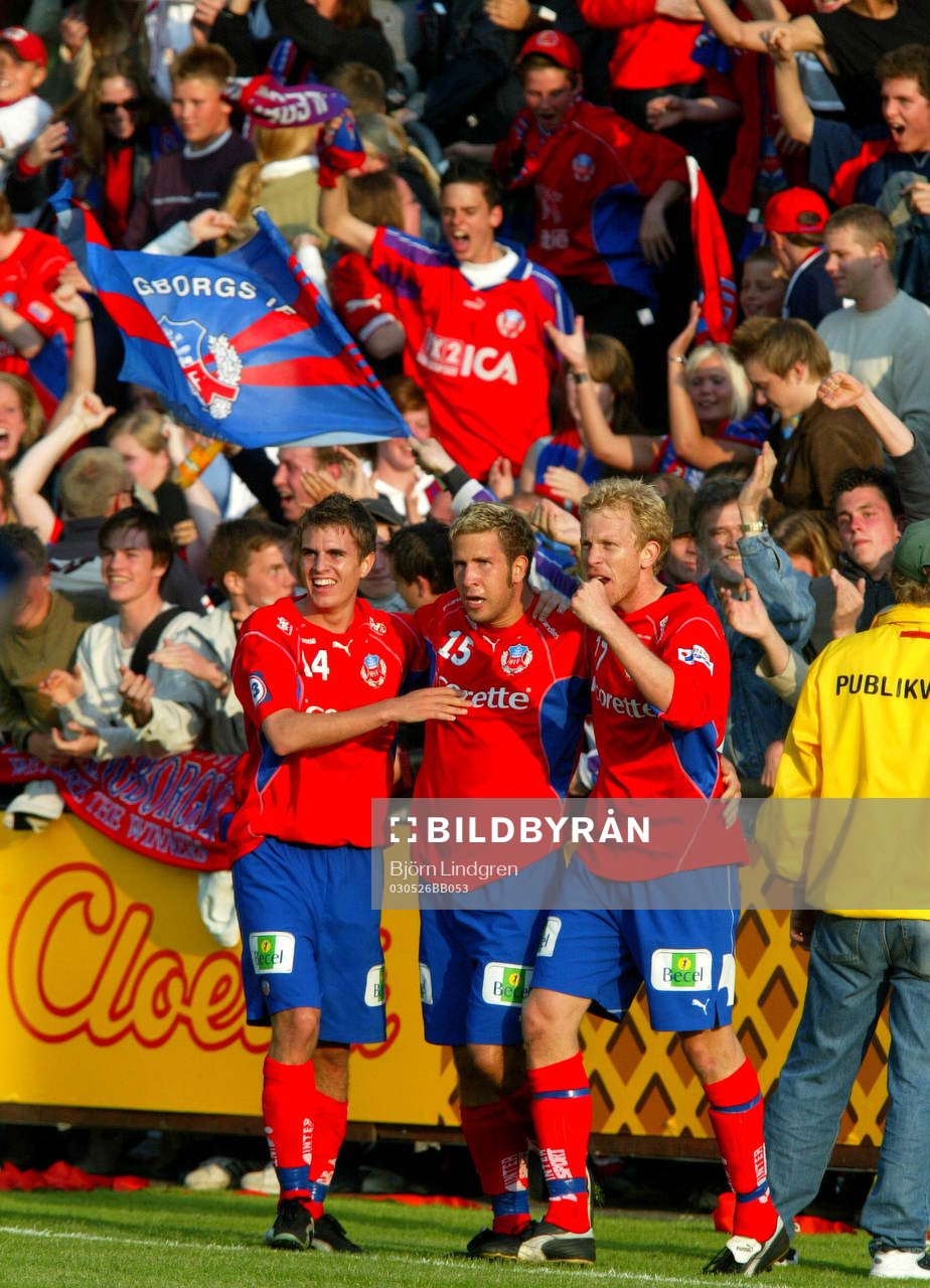 Martin Fribrock och Gustaf Andersson gratulerar Mattias