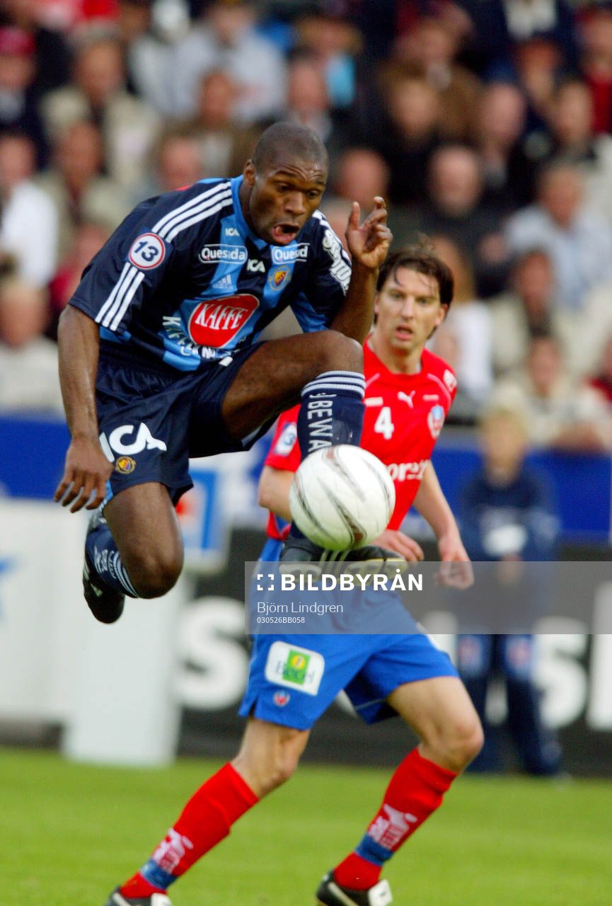 Samuel Wowoah, Djurgården tar ner bollen framför Mikael