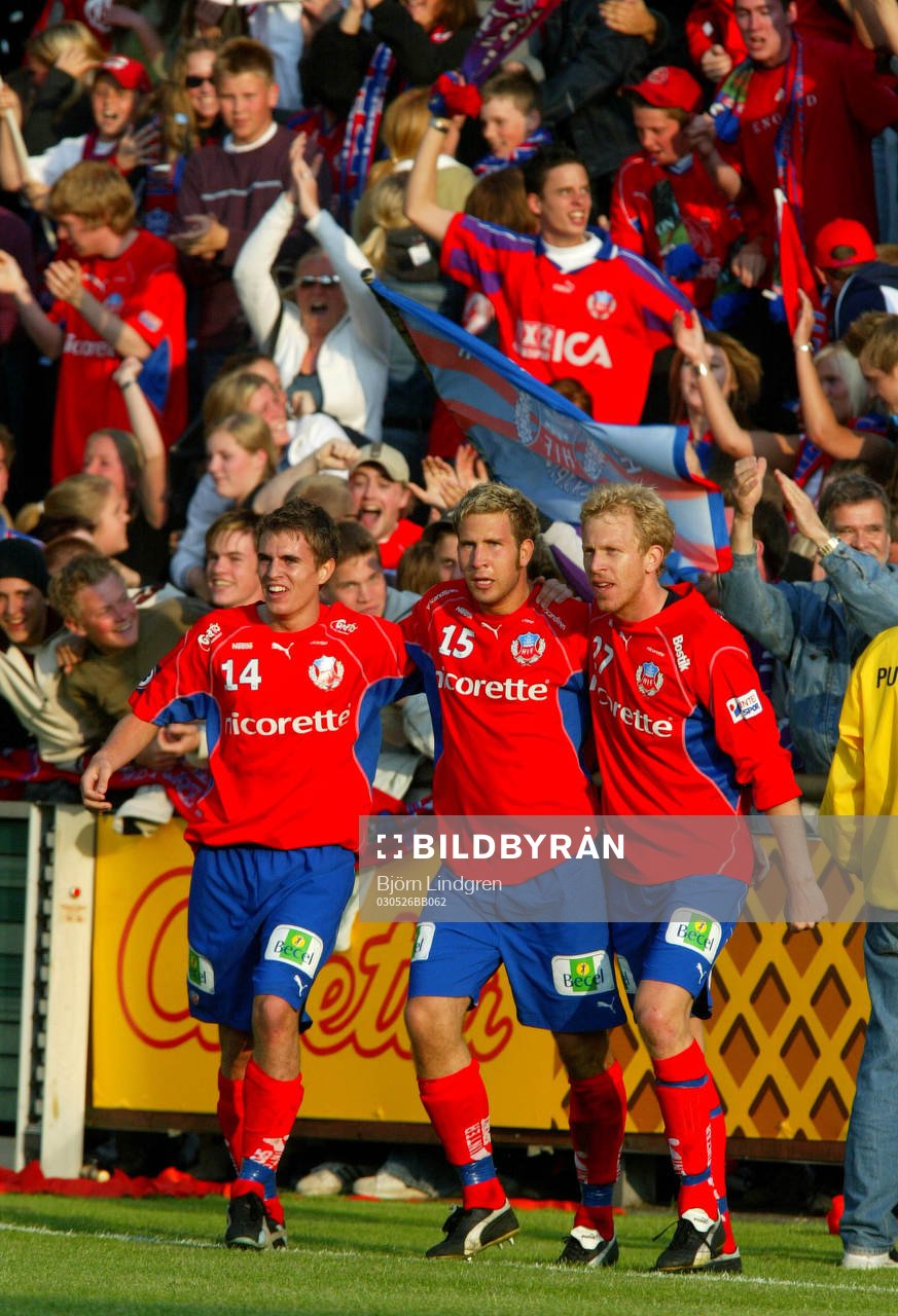 Martin Fribrock och Gustaf Andersson gratulerar Mattias