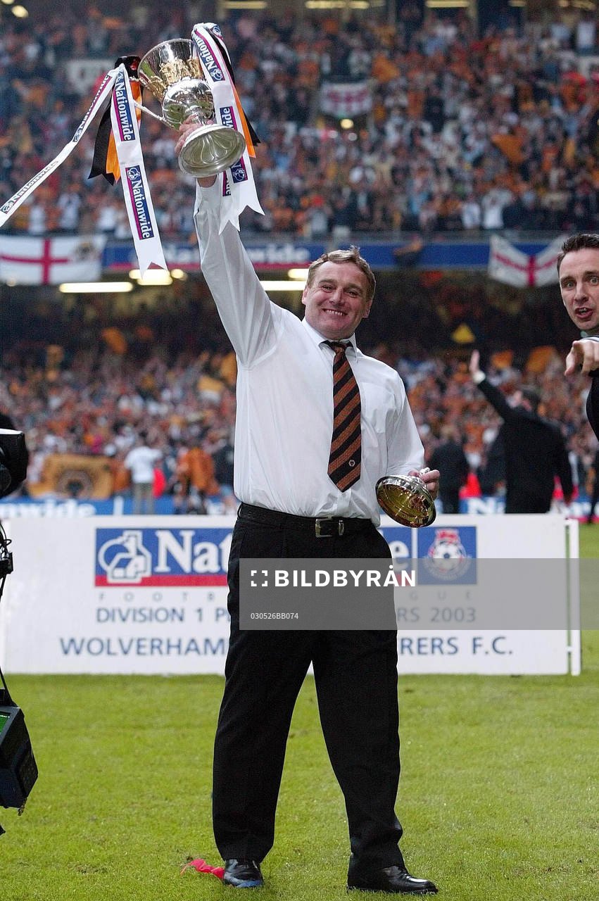  Dave Jones, Manager Wolves med pokalen
