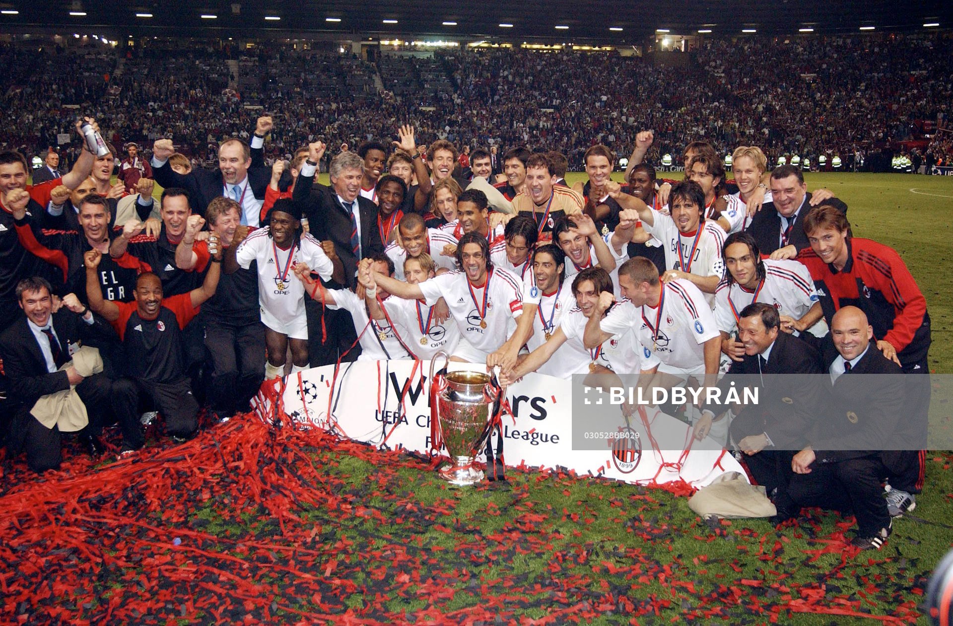 Milan vann. Pokal, jubel. lagbild