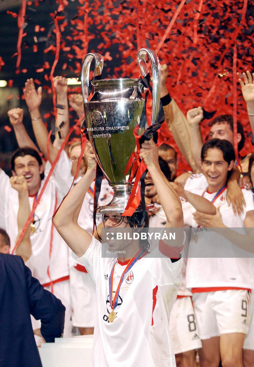 Paolo Maldini lyfter