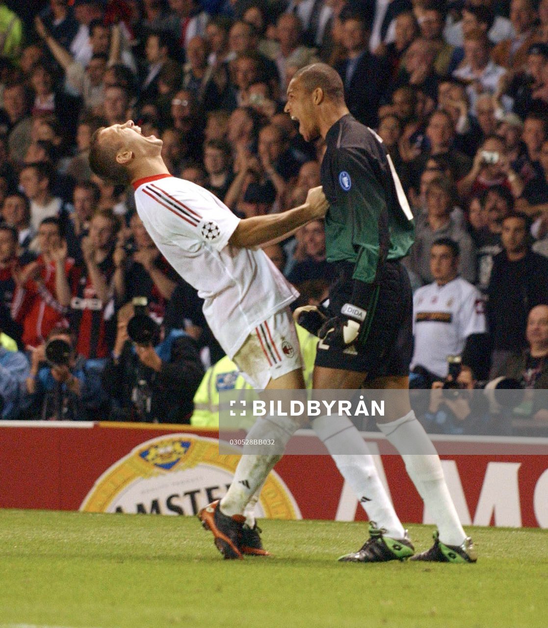 Andriy Shevchenko och målvakten Dida vrålar ut sin glädje