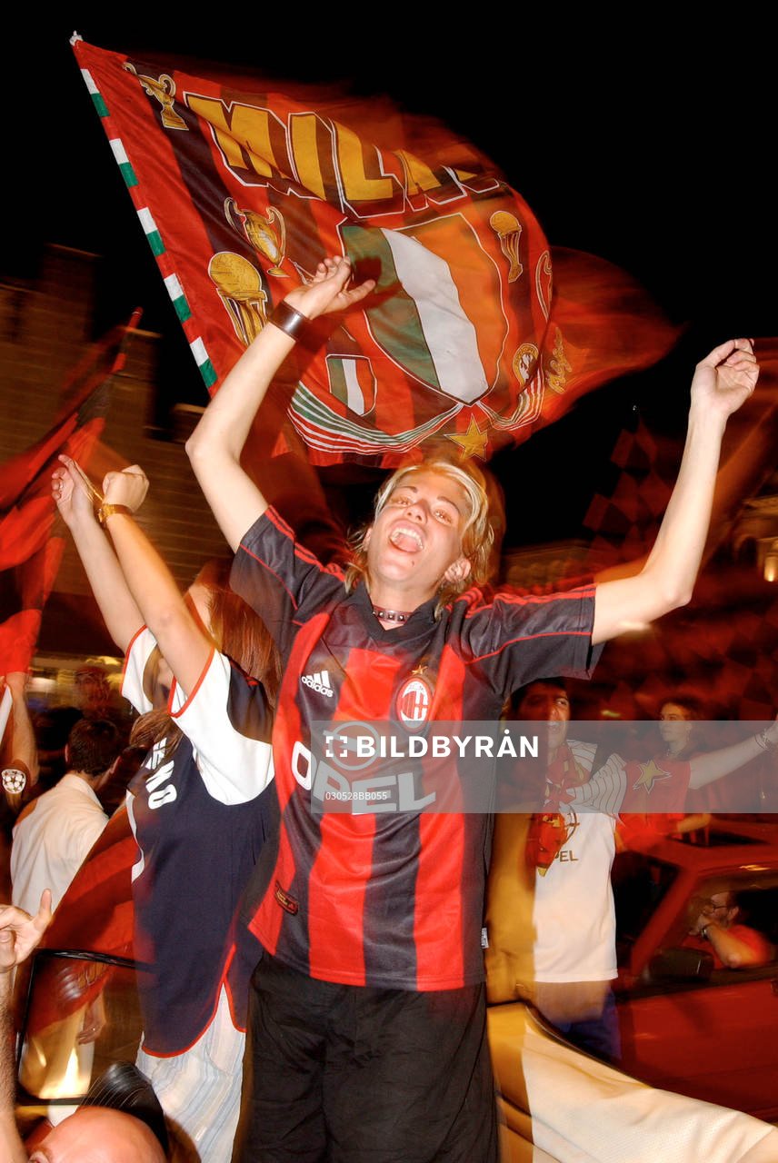 Milano / Piazza Duomo. Milan fans, supporter firar att