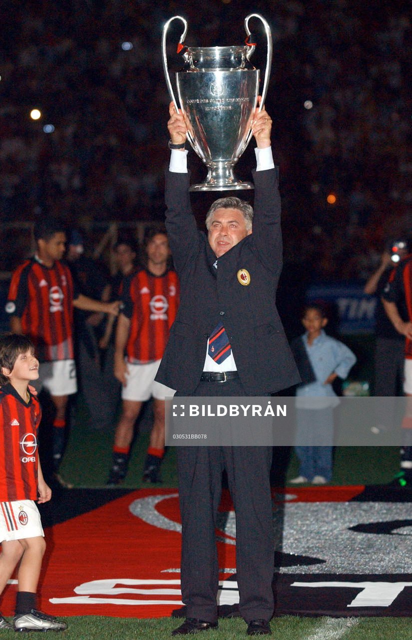 Ancelotti, tränare, Milan, jubel med pokal