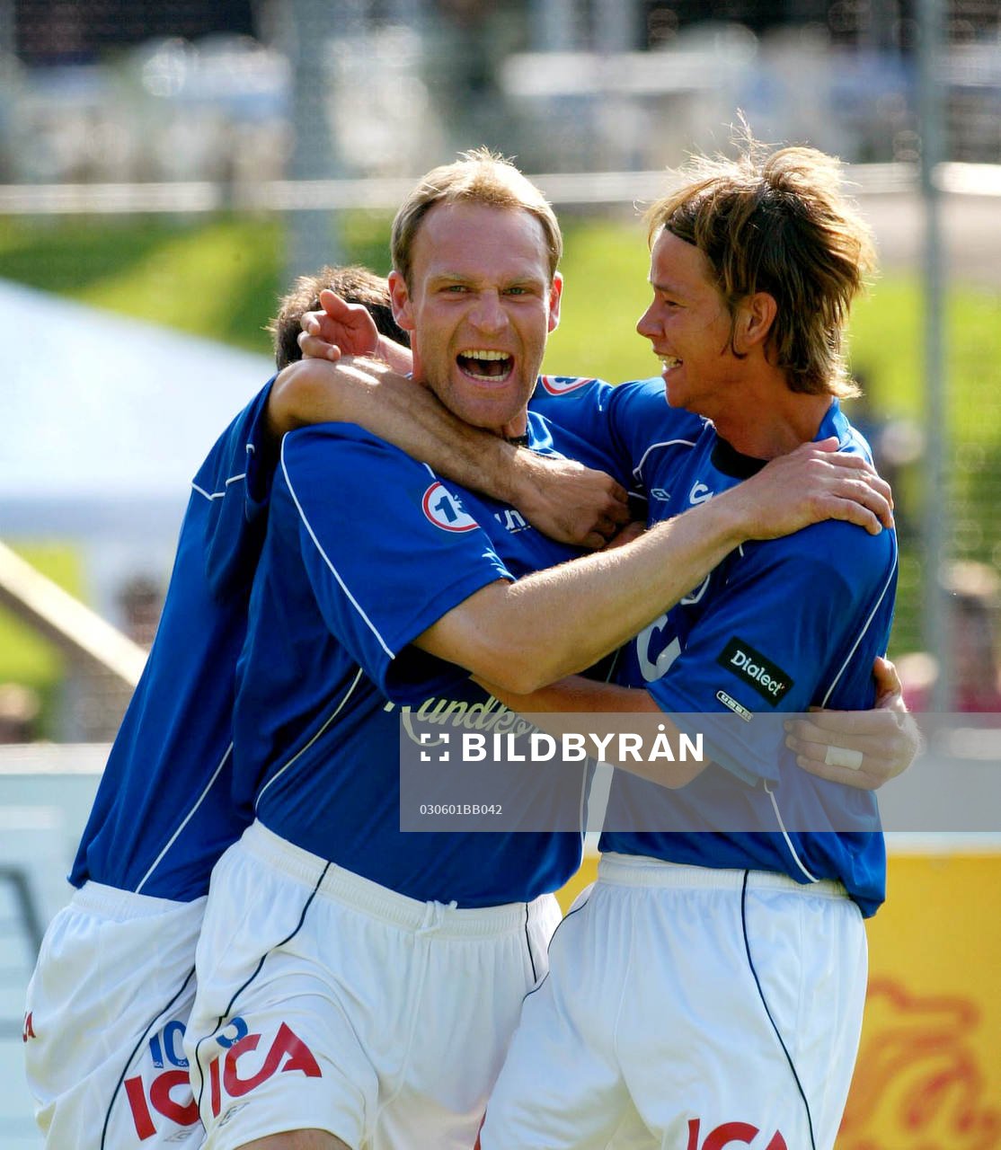 Sharbel Touma och Dusan Djuric klappar om Torbjörn