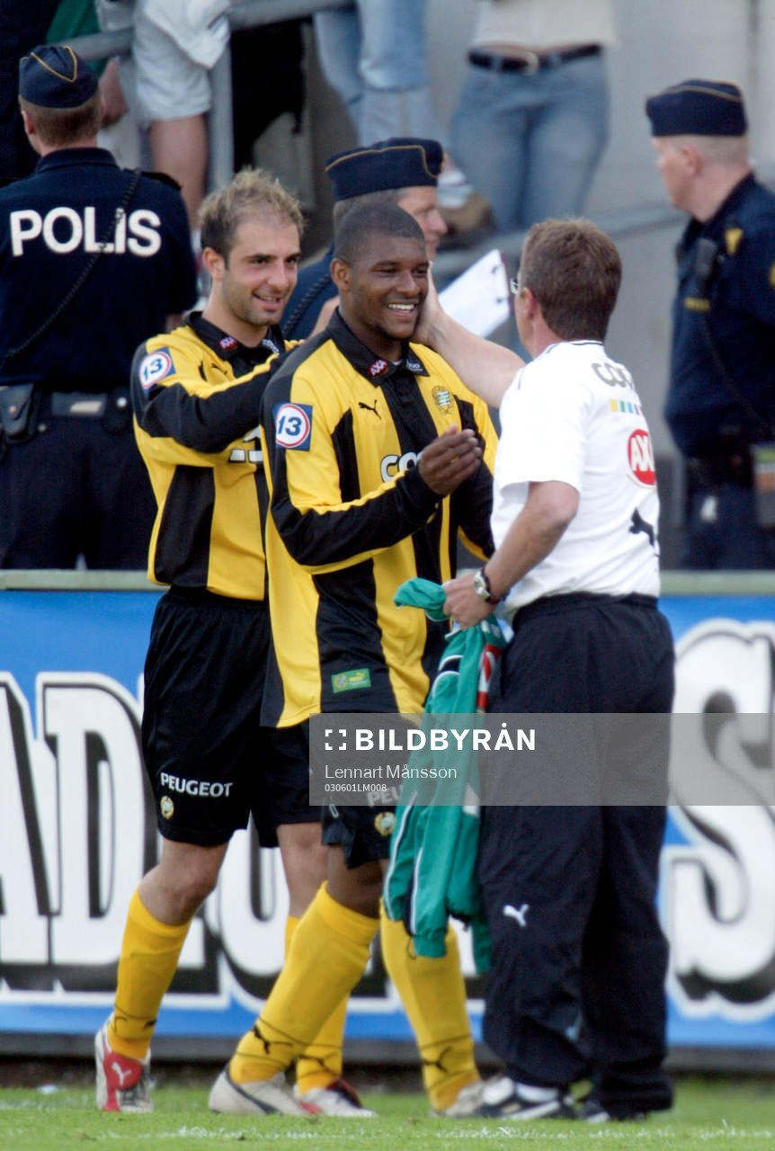 Tränare Anders Linderoth ger sin matchhjälte Dede en