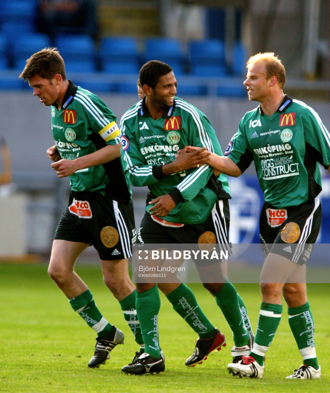 Andreas Hermansson gratulerar Berger till 0-2-målet