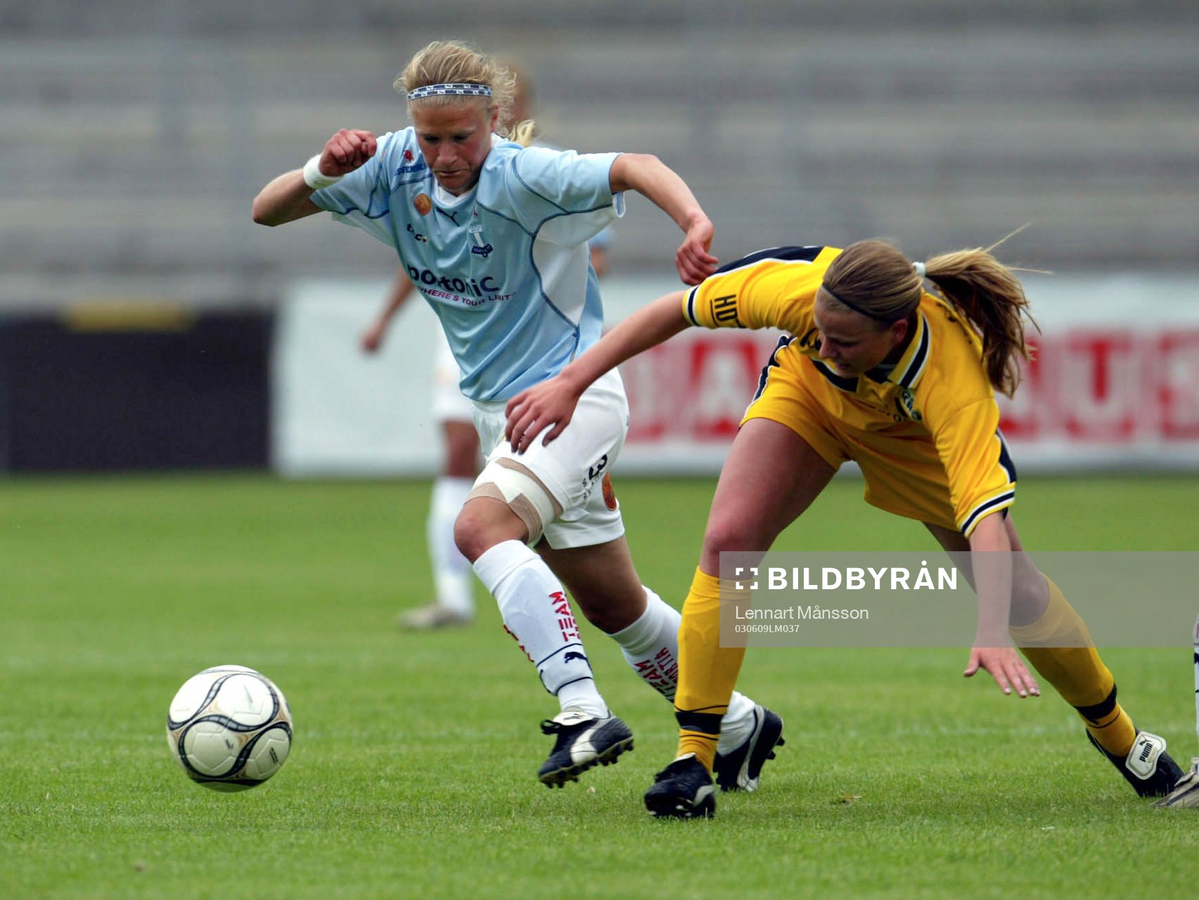 Frida Nordin får en Stattena-spelare på fall