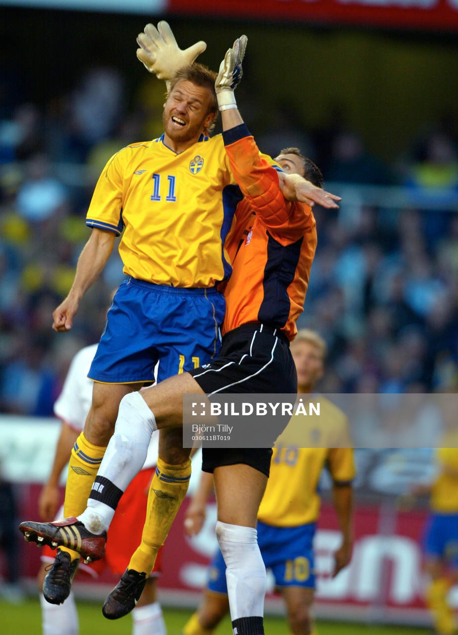Mattias Jonson och Jerzy Dudek, målvakt, Polen