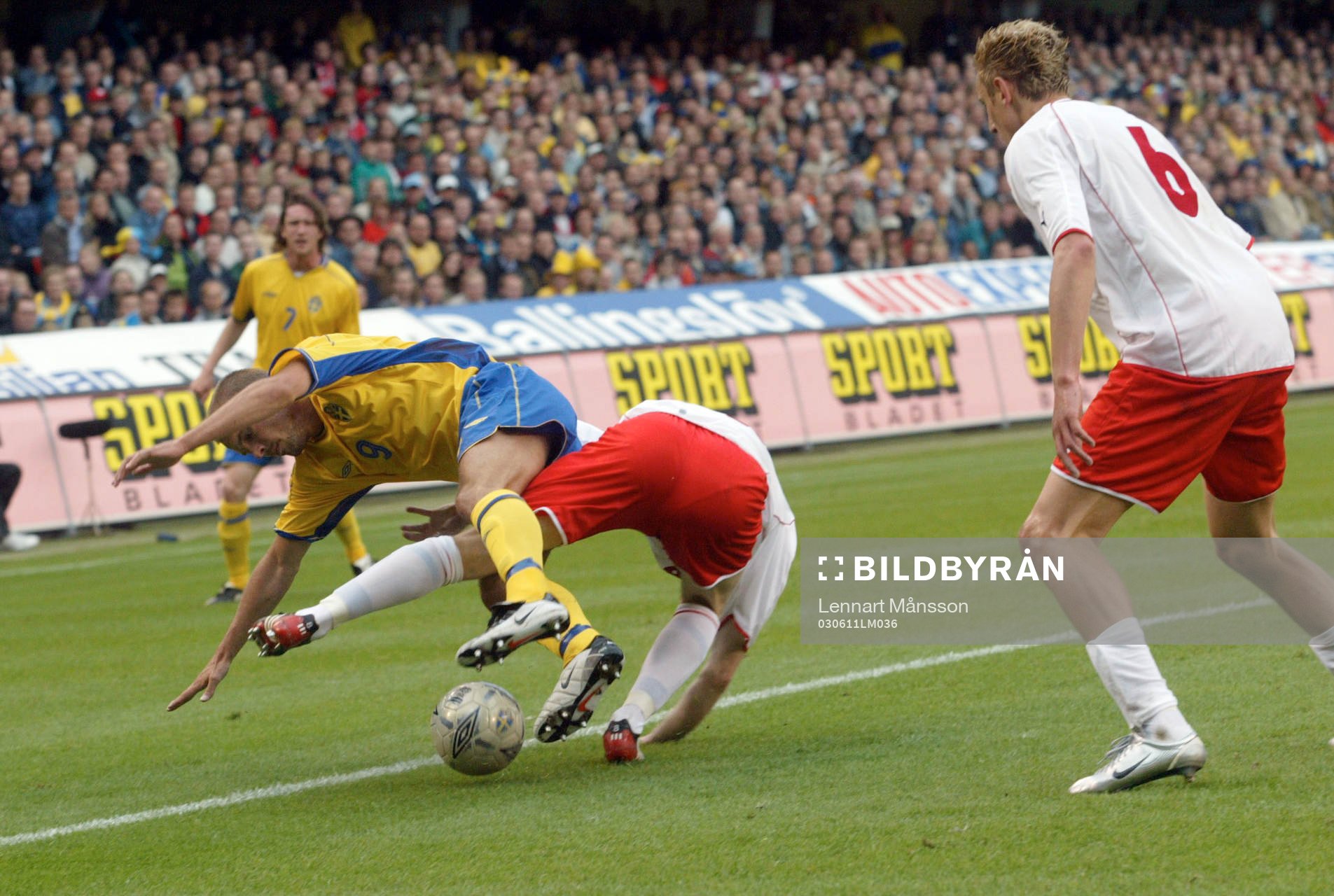 Fredrik Ljungberg i kamp om bollen