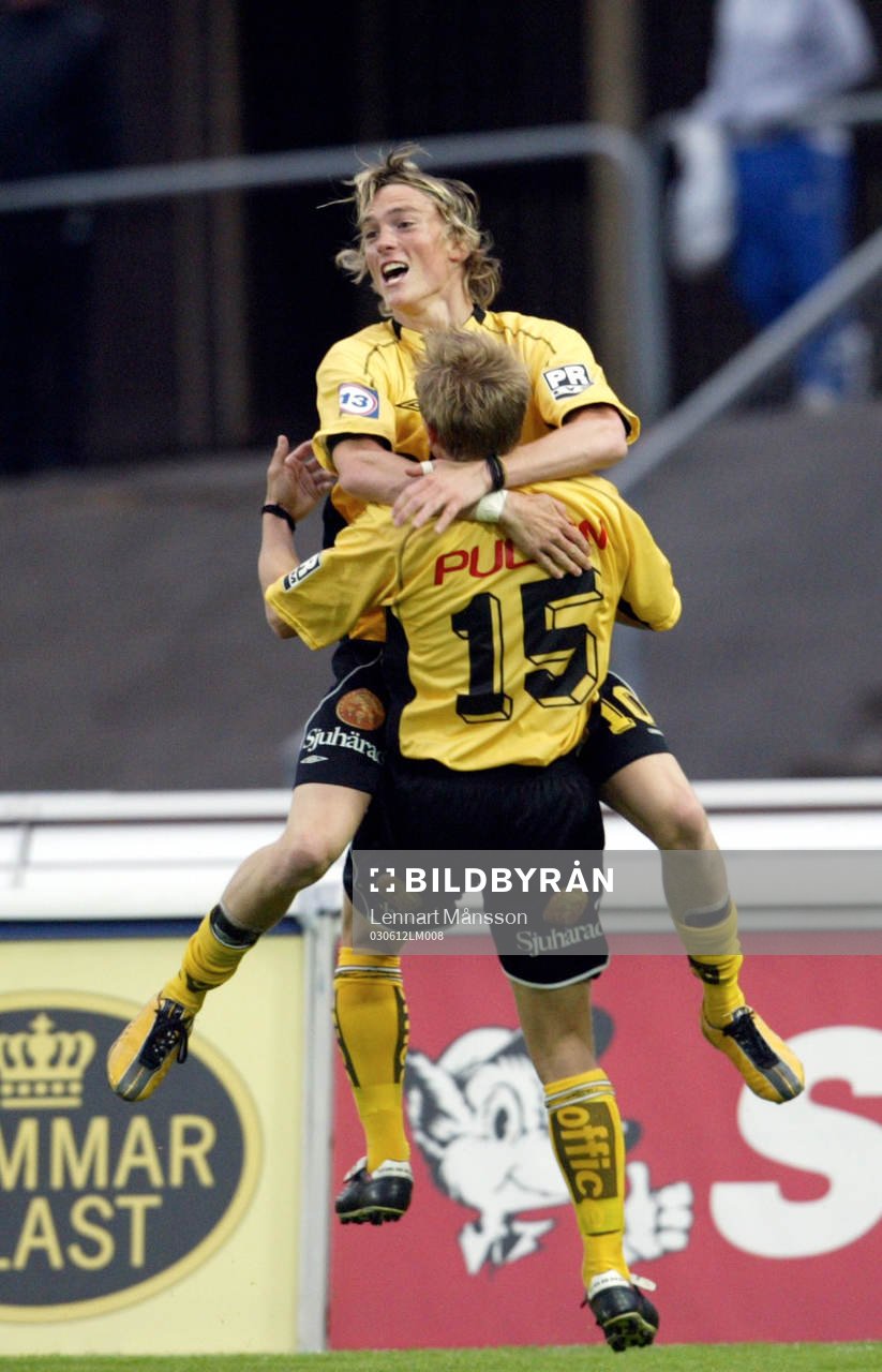 Fotboll, Allsvenskan, Öster - Elfsborg:  Inhopparen Lasse Nilsson, Elfsborg har gjort segermålet och hoppar i Frank Klarströms famn