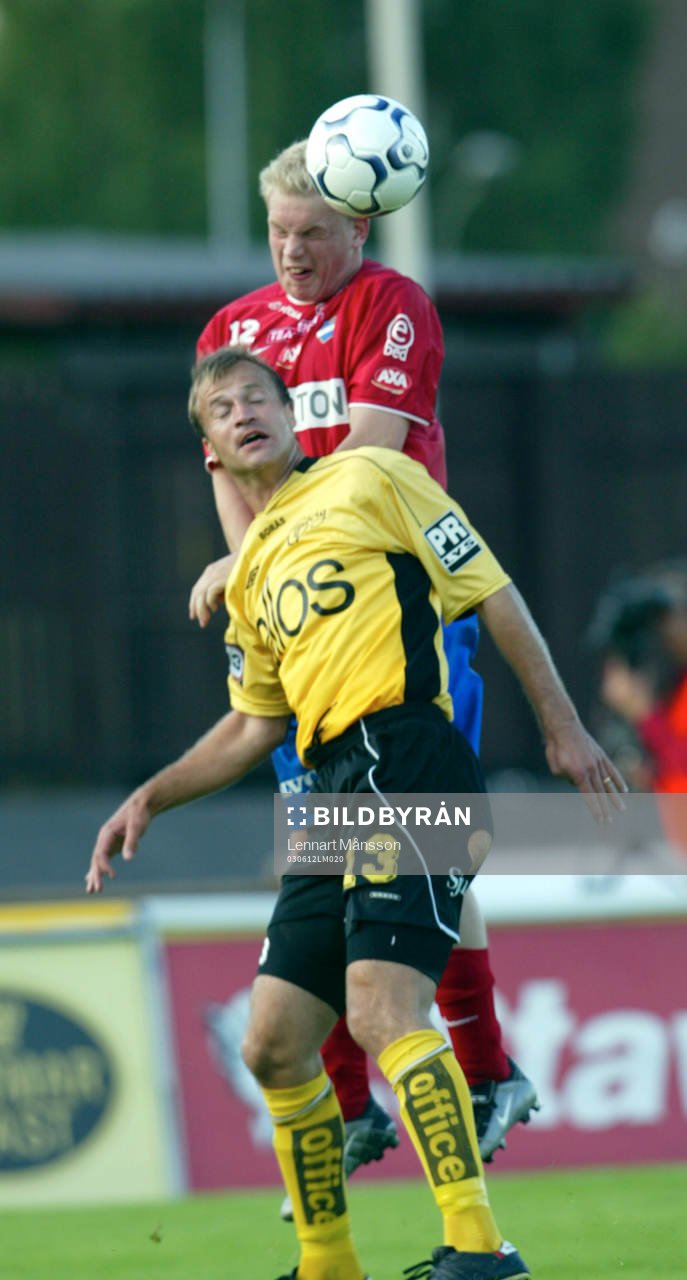 Fotboll, Allsvenskan, Öster - Elfsborg:  Snabbe målskytten Hasse Berggren, Elfsborg trycks i ryggen av Tommie Lundström, Österd