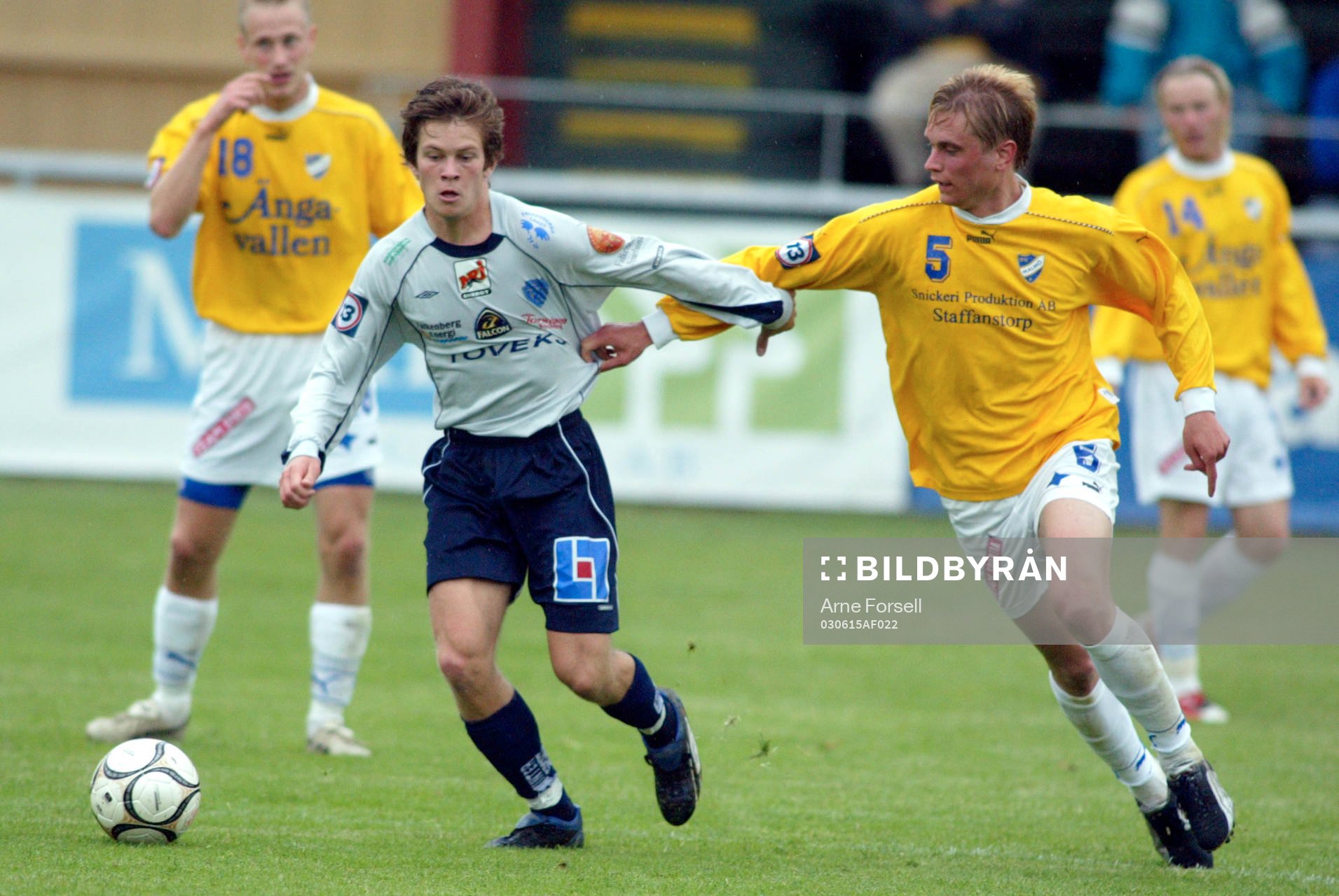 Fotboll. Superettan. Tröjdragning. Dra. Tackling