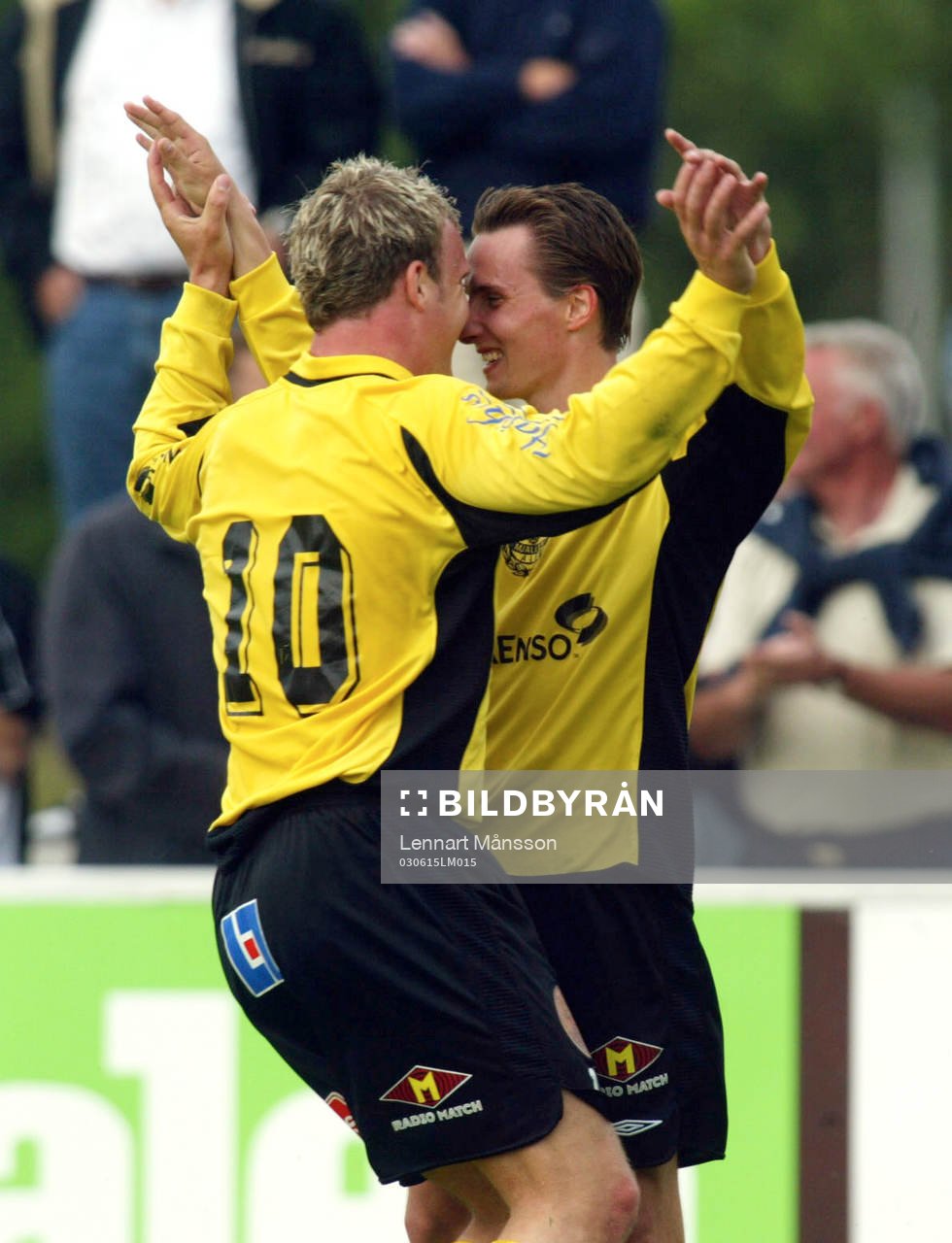 2-målsskytten Marcus Ekenberg grattar Daniel Nicklasson