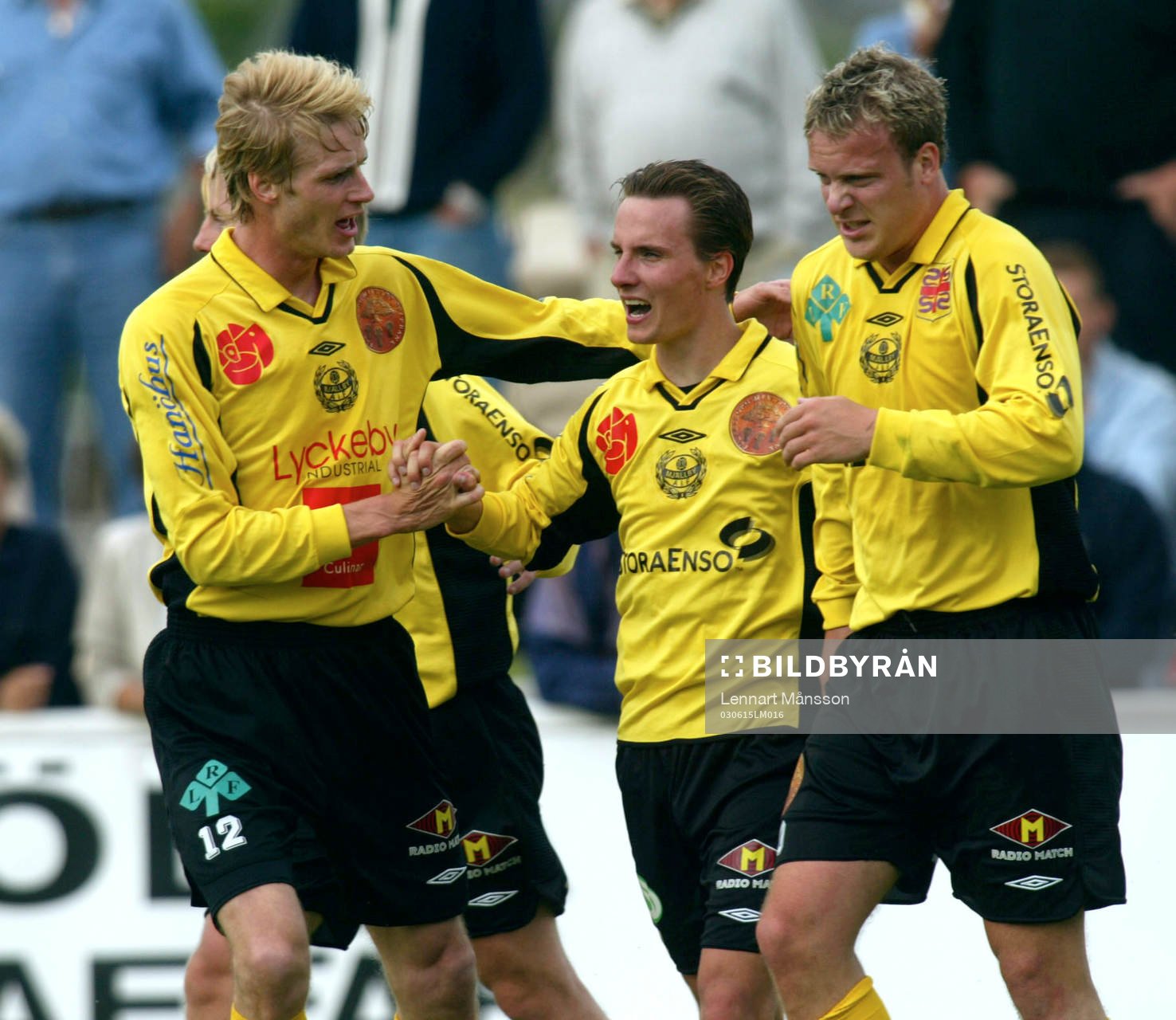  Två 2-målsskyttar grattar Daniel Nicklasson (ny från IFK Hlm) efter dennes kanonmål. T.v. Simon Sjöfors (också f.d. Hlm) och Marcus Ekenberg. Jubel.