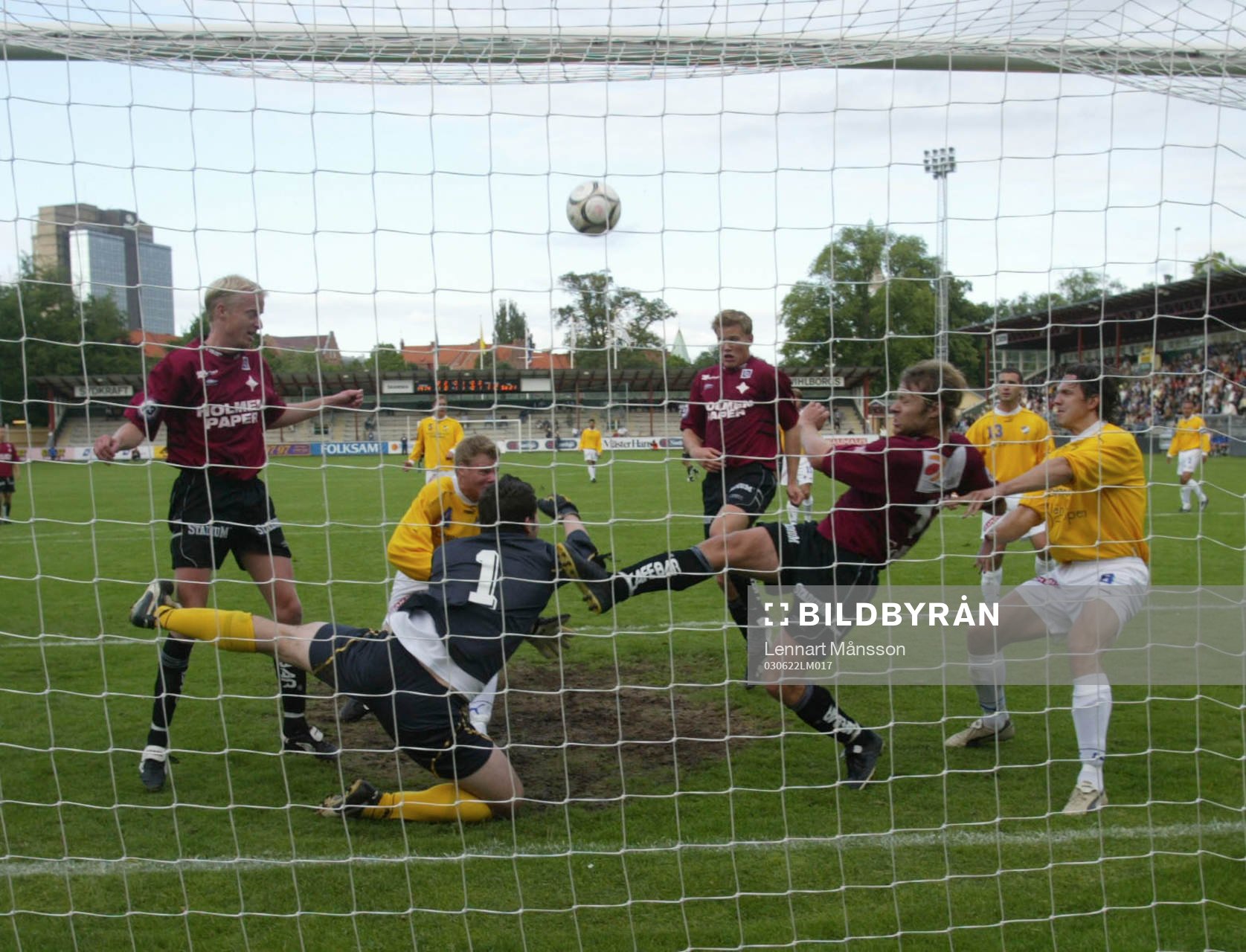 De båda målskyttarna anfaller  Mattias Filipanics,